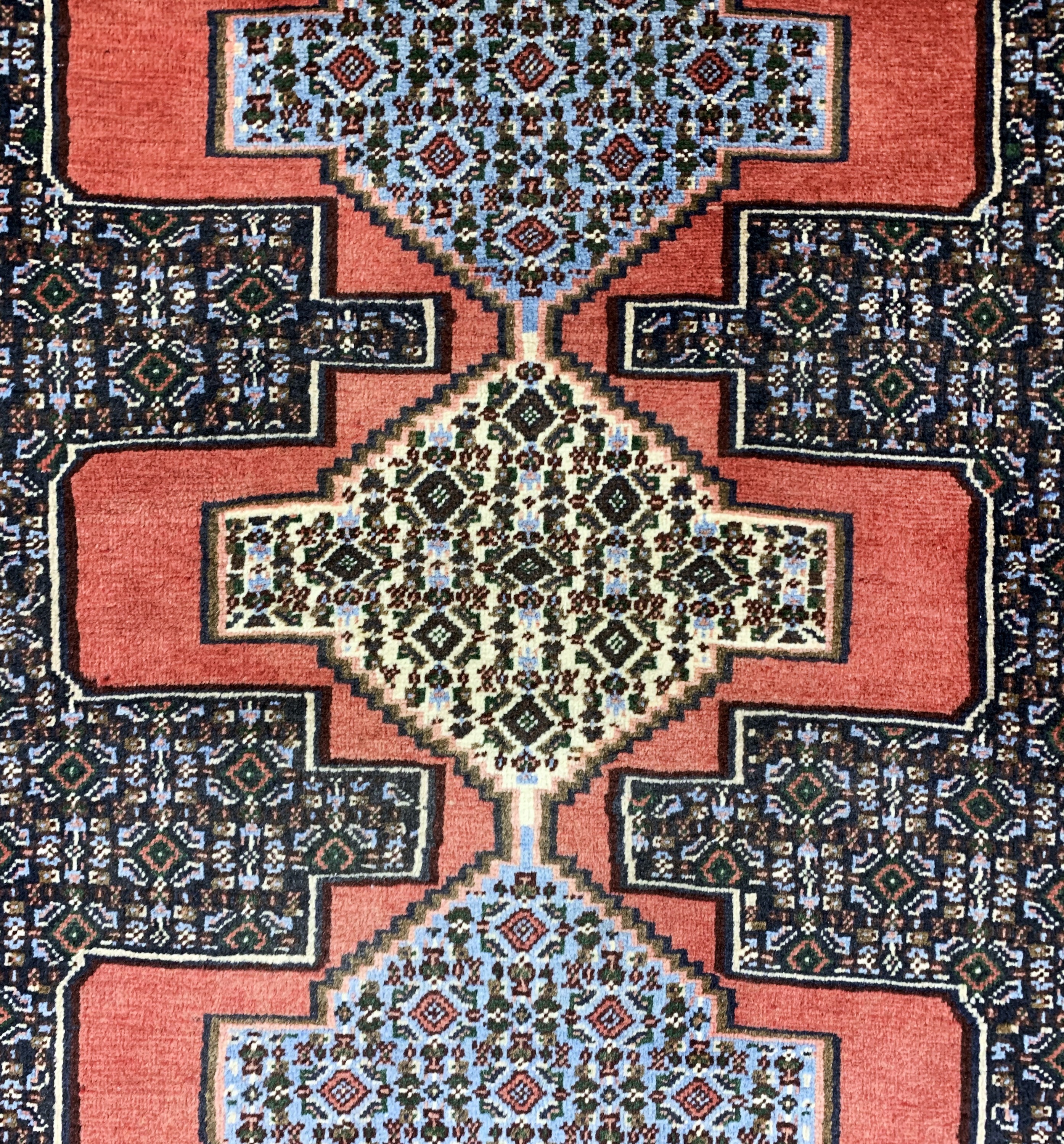 Detail b: Senneh, Persien, Ende 20.Jhd, Wolle auf Baumwolle, ca. 145 x 119 cm, EHZ:(nahezu neuwertig)