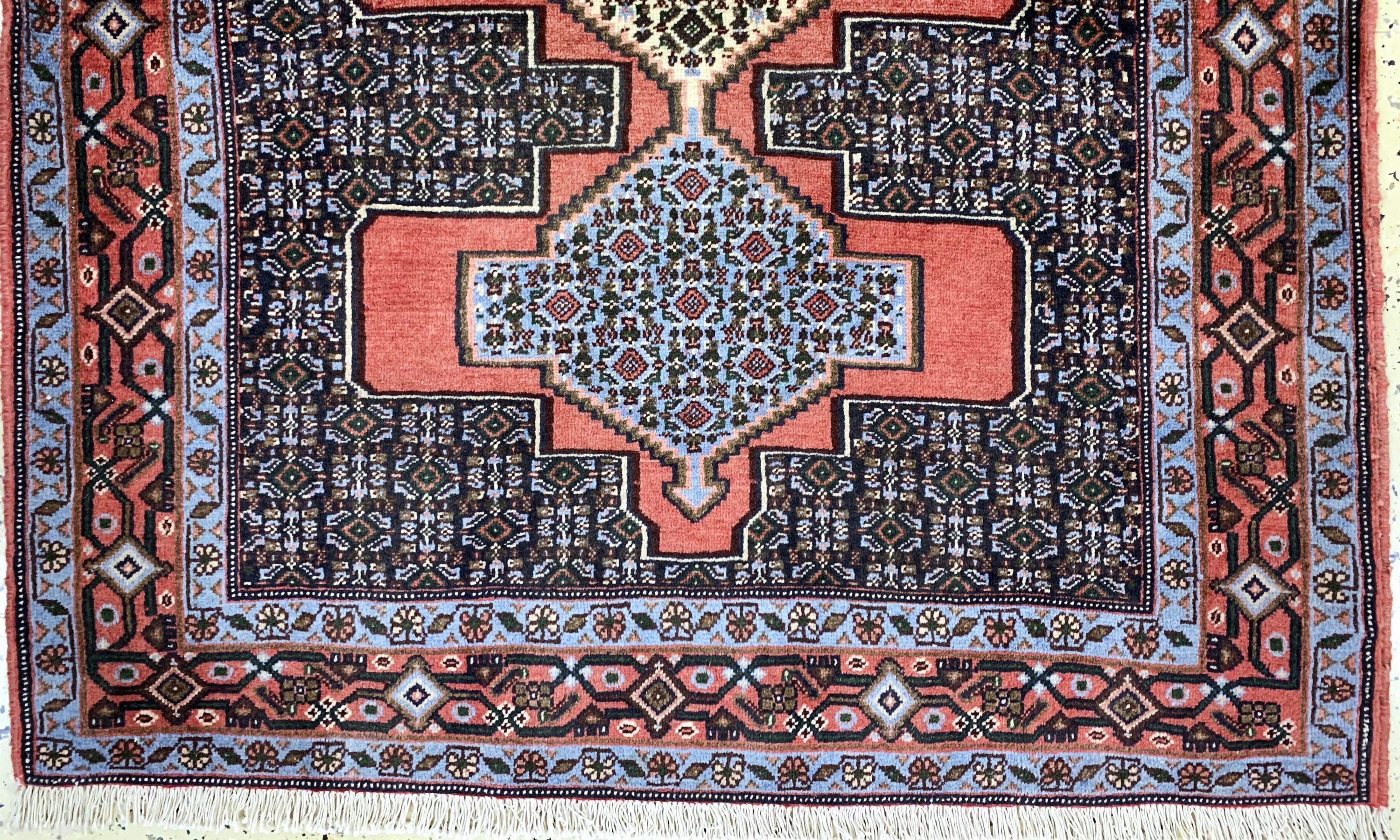 Detail c: Senneh, Persien, Ende 20.Jhd, Wolle auf Baumwolle, ca. 145 x 119 cm, EHZ:(nahezu neuwertig)