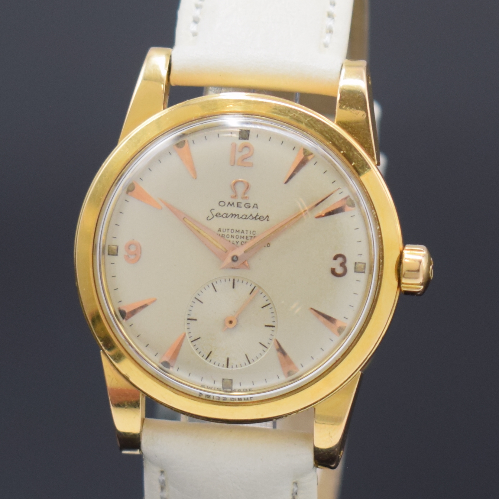 Detail a: OMEGA seltener Armbandchronometer in RG 750/000 Referenz 2518, Hammerautomatik, Schweiz um 1951, Boden verschr., silb. Zifferbl. m. aufgel. Indizes ...