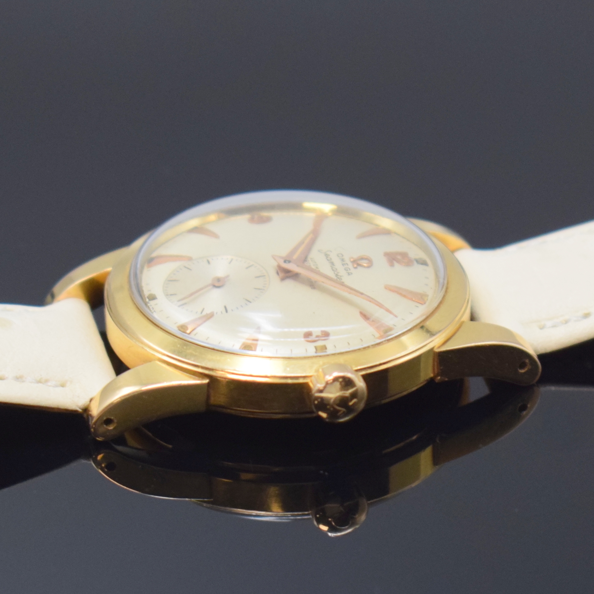 Detail b: OMEGA seltener Armbandchronometer in RG 750/000 Referenz 2518, Hammerautomatik, Schweiz um 1951, Boden verschr., silb. Zifferbl. m. aufgel. Indizes ...