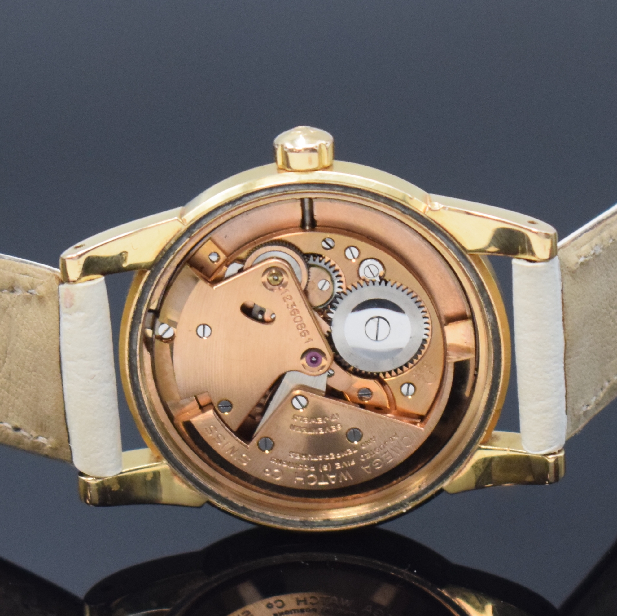 Detail d: OMEGA seltener Armbandchronometer in RG 750/000 Referenz 2518, Hammerautomatik, Schweiz um 1951, Boden verschr., silb. Zifferbl. m. aufgel. Indizes ...