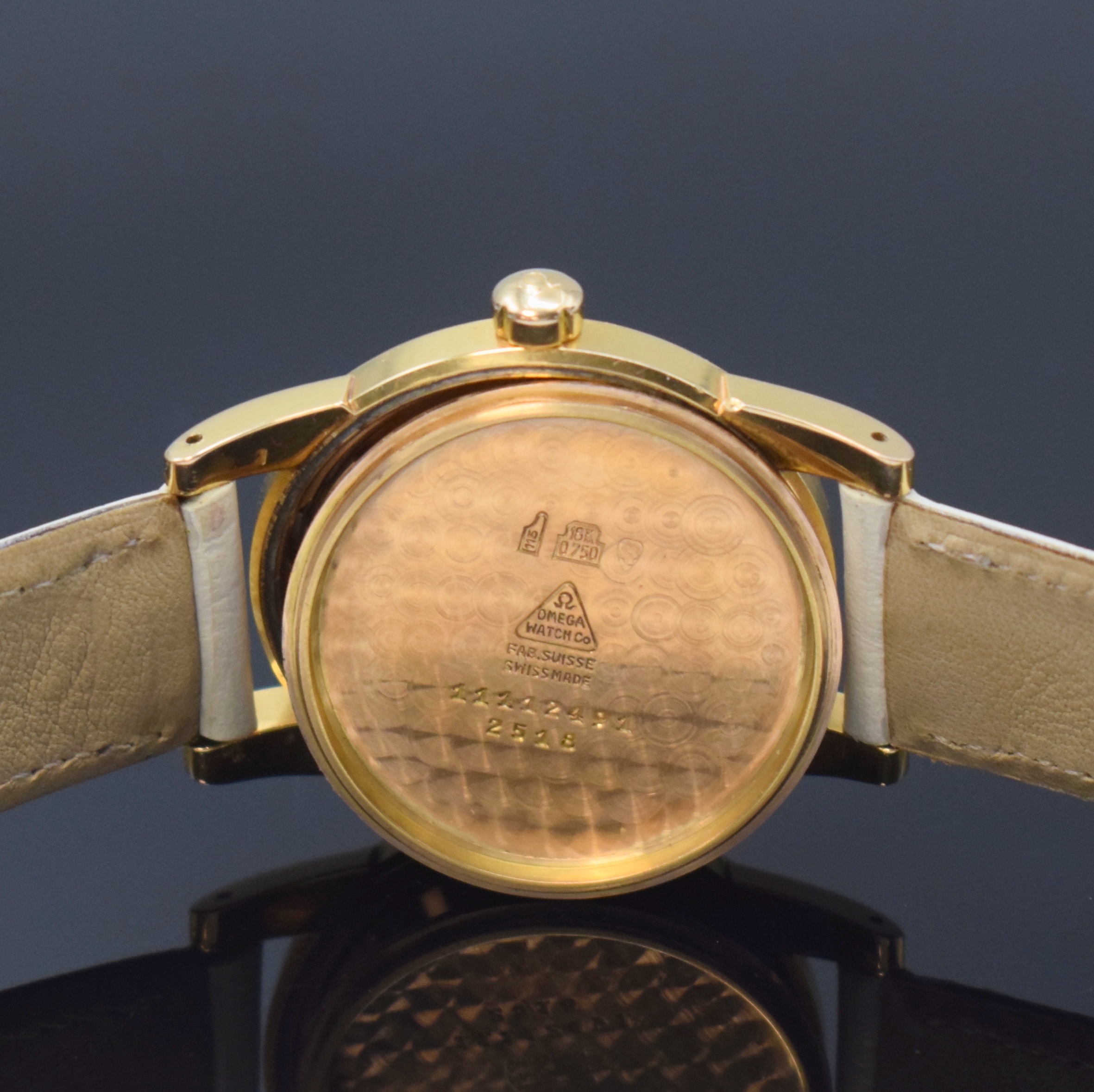 Detail e: OMEGA seltener Armbandchronometer in RG 750/000 Referenz 2518, Hammerautomatik, Schweiz um 1951, Boden verschr., silb. Zifferbl. m. aufgel. Indizes ...