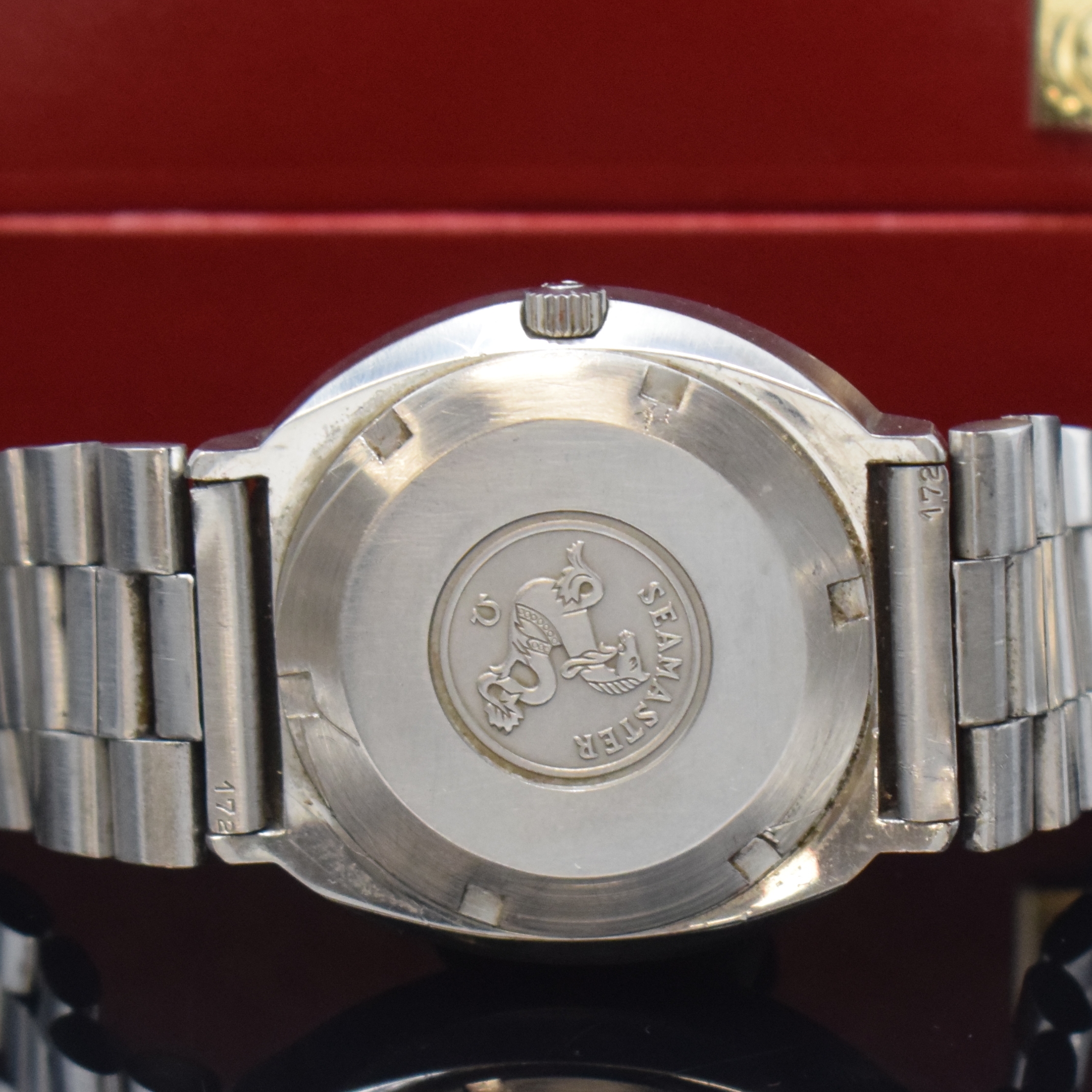 Detail d: OMEGA Herrenarmbanduhr Modell Seamaster Referenz 166.090, Automatik, Schweiz um 1971, mass. Edelstahlgeh. inkl. orig. Gliederband Ref. 1162, Boden m. ...