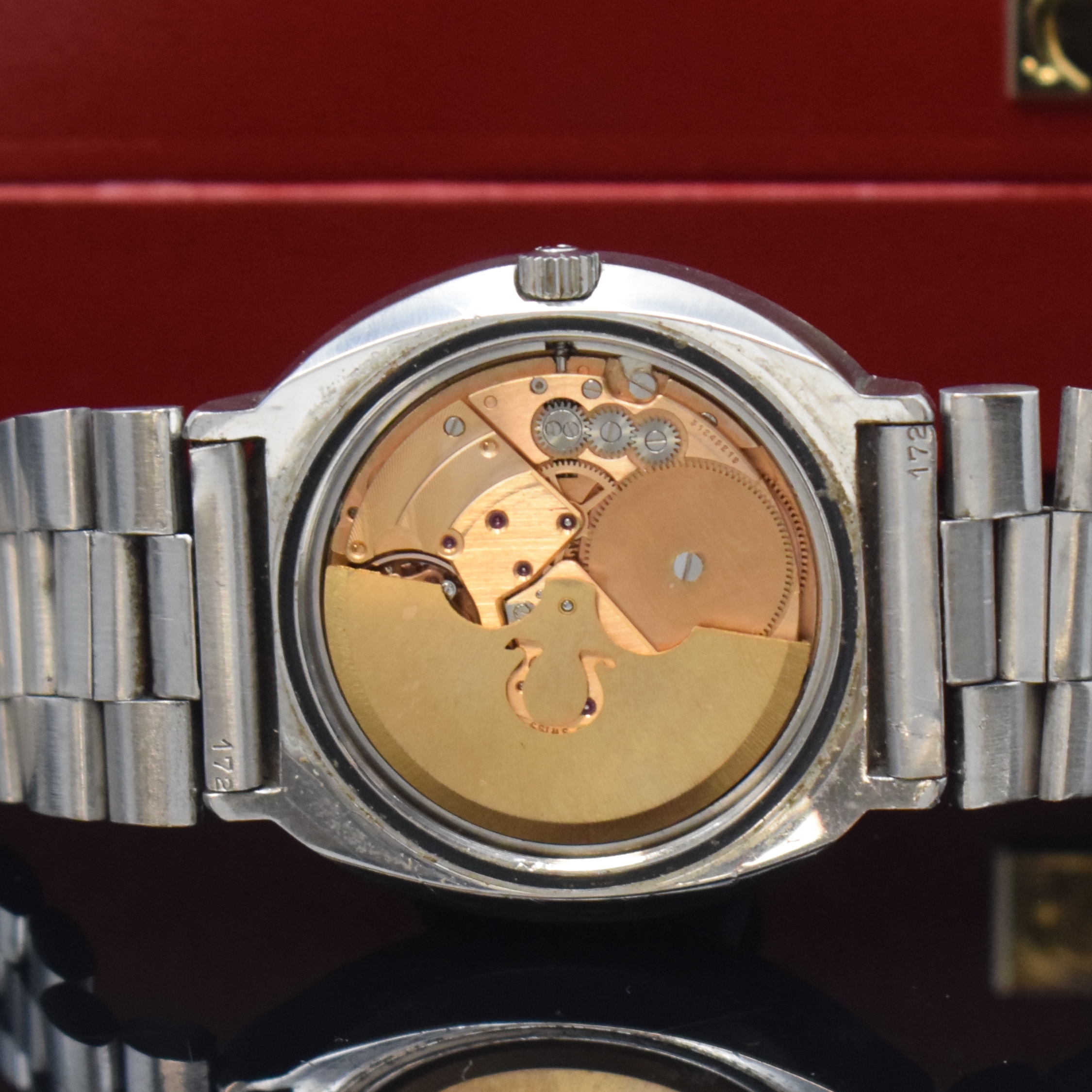 Detail e: OMEGA Herrenarmbanduhr Modell Seamaster Referenz 166.090, Automatik, Schweiz um 1971, mass. Edelstahlgeh. inkl. orig. Gliederband Ref. 1162, Boden m. ...