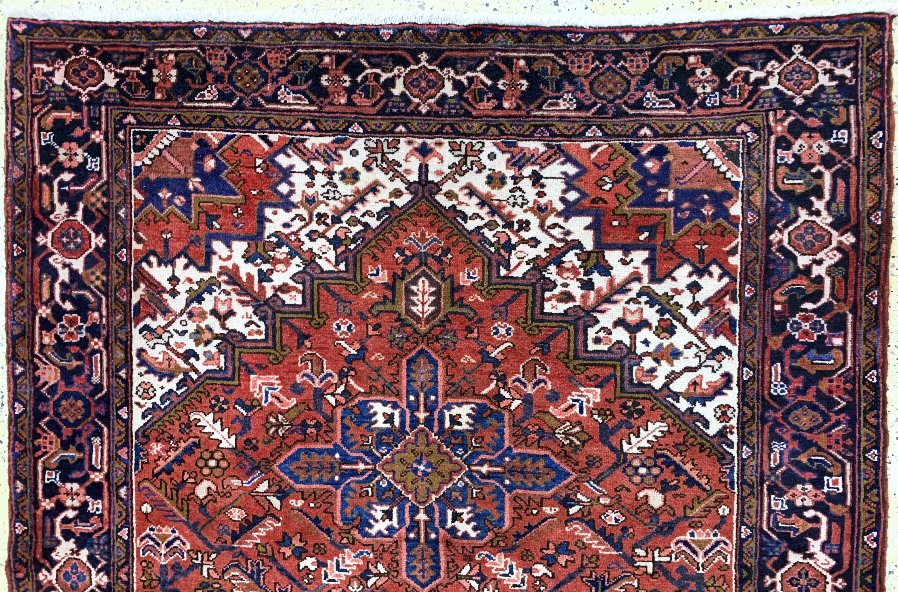 Detail a: Heriz alt, Persien, Mitte 20.Jhd, Wolle aufBaumwolle, ca. 330 x 172 cm, EHZ:(nahezu neuwertig).