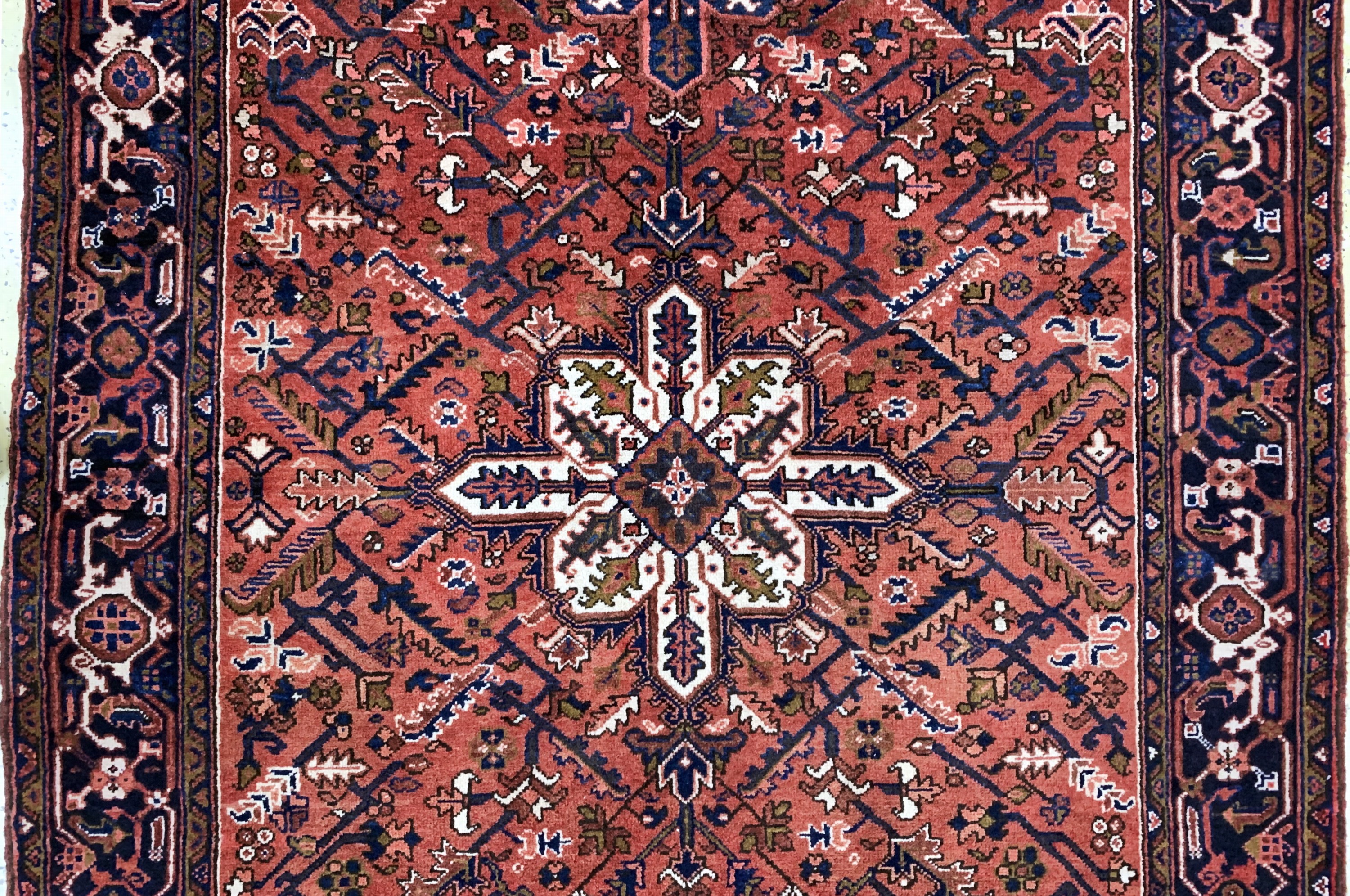 Detail b: Heriz alt, Persien, Mitte 20.Jhd, Wolle aufBaumwolle, ca. 330 x 172 cm, EHZ:(nahezu neuwertig).