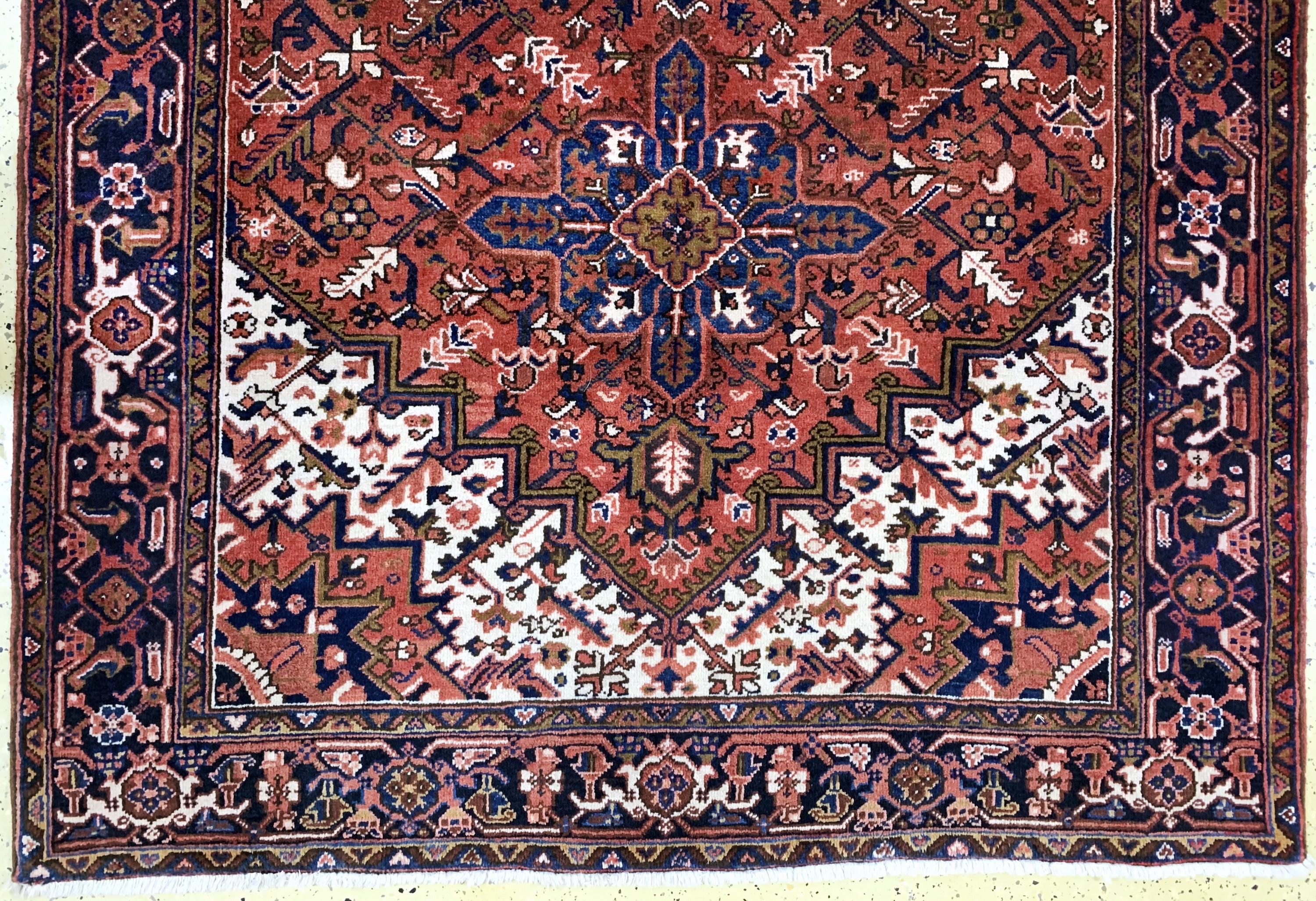 Detail c: Heriz alt, Persien, Mitte 20.Jhd, Wolle aufBaumwolle, ca. 330 x 172 cm, EHZ:(nahezu neuwertig).