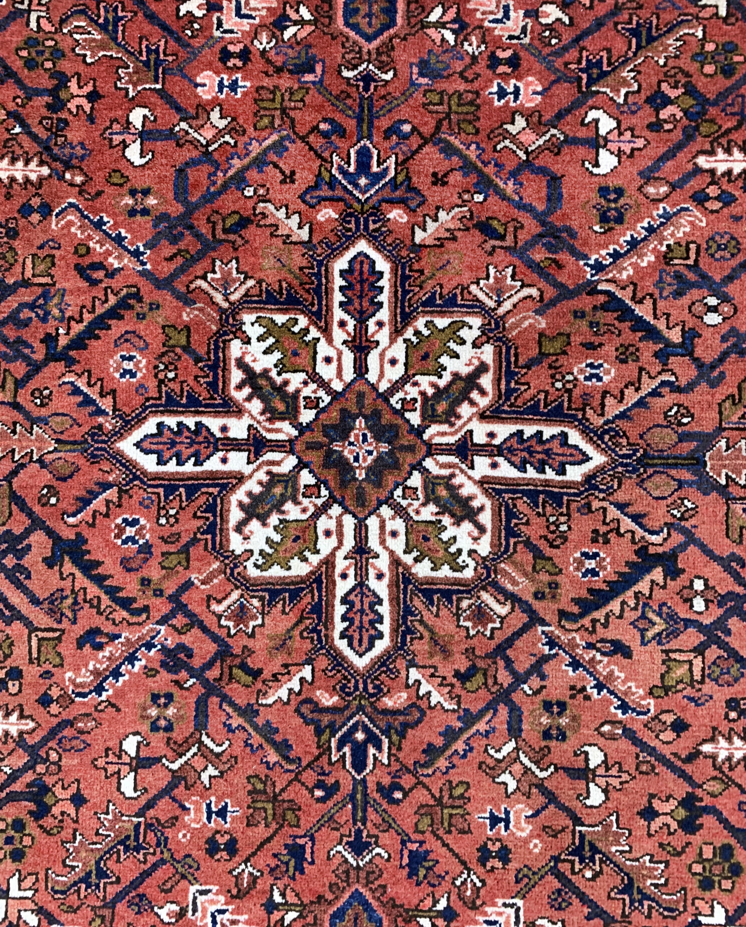 Detail d: Heriz alt, Persien, Mitte 20.Jhd, Wolle aufBaumwolle, ca. 330 x 172 cm, EHZ:(nahezu neuwertig).