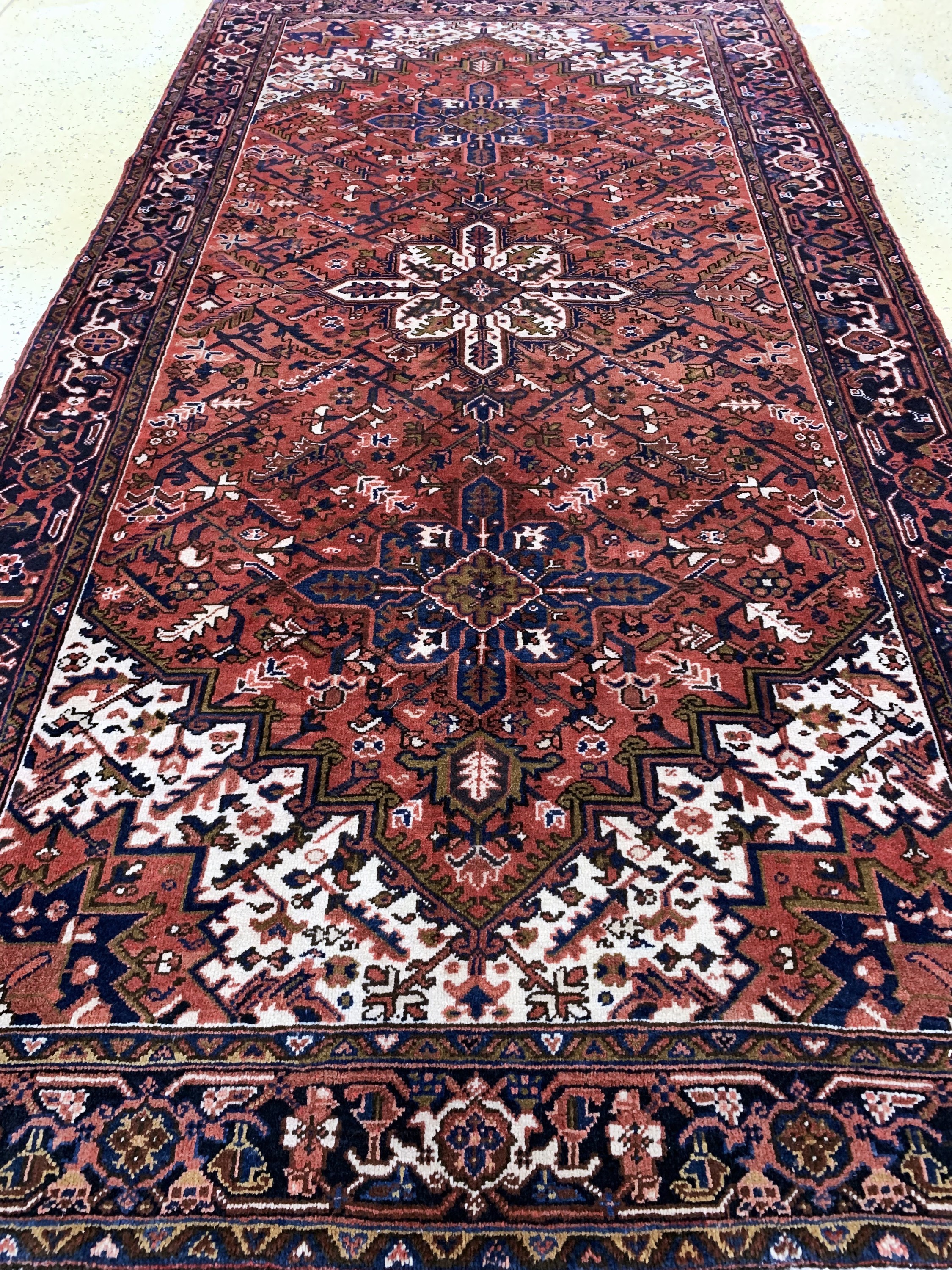 Detail e: Heriz alt, Persien, Mitte 20.Jhd, Wolle aufBaumwolle, ca. 330 x 172 cm, EHZ:(nahezu neuwertig).