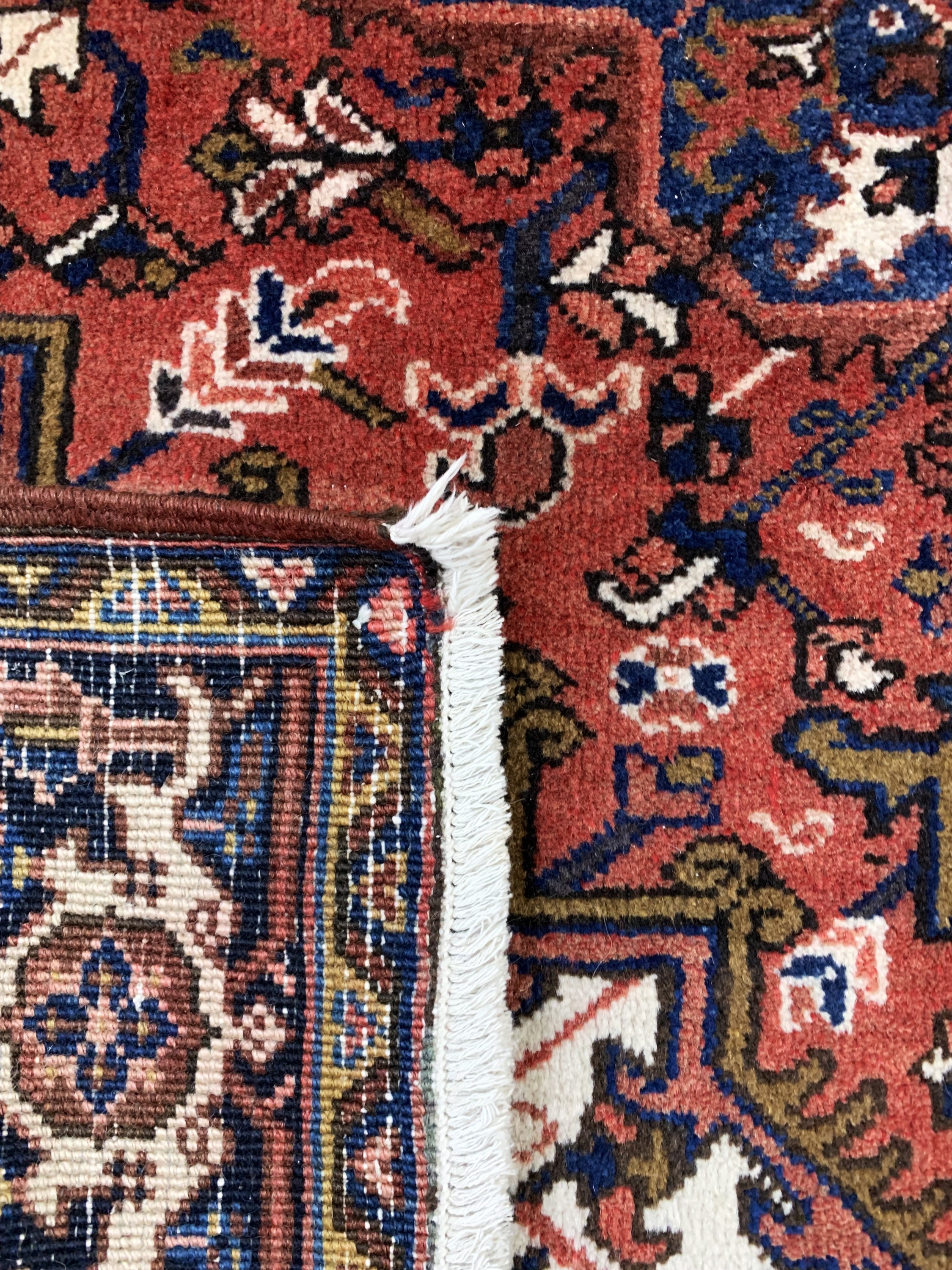 Detail f: Heriz alt, Persien, Mitte 20.Jhd, Wolle aufBaumwolle, ca. 330 x 172 cm, EHZ:(nahezu neuwertig).