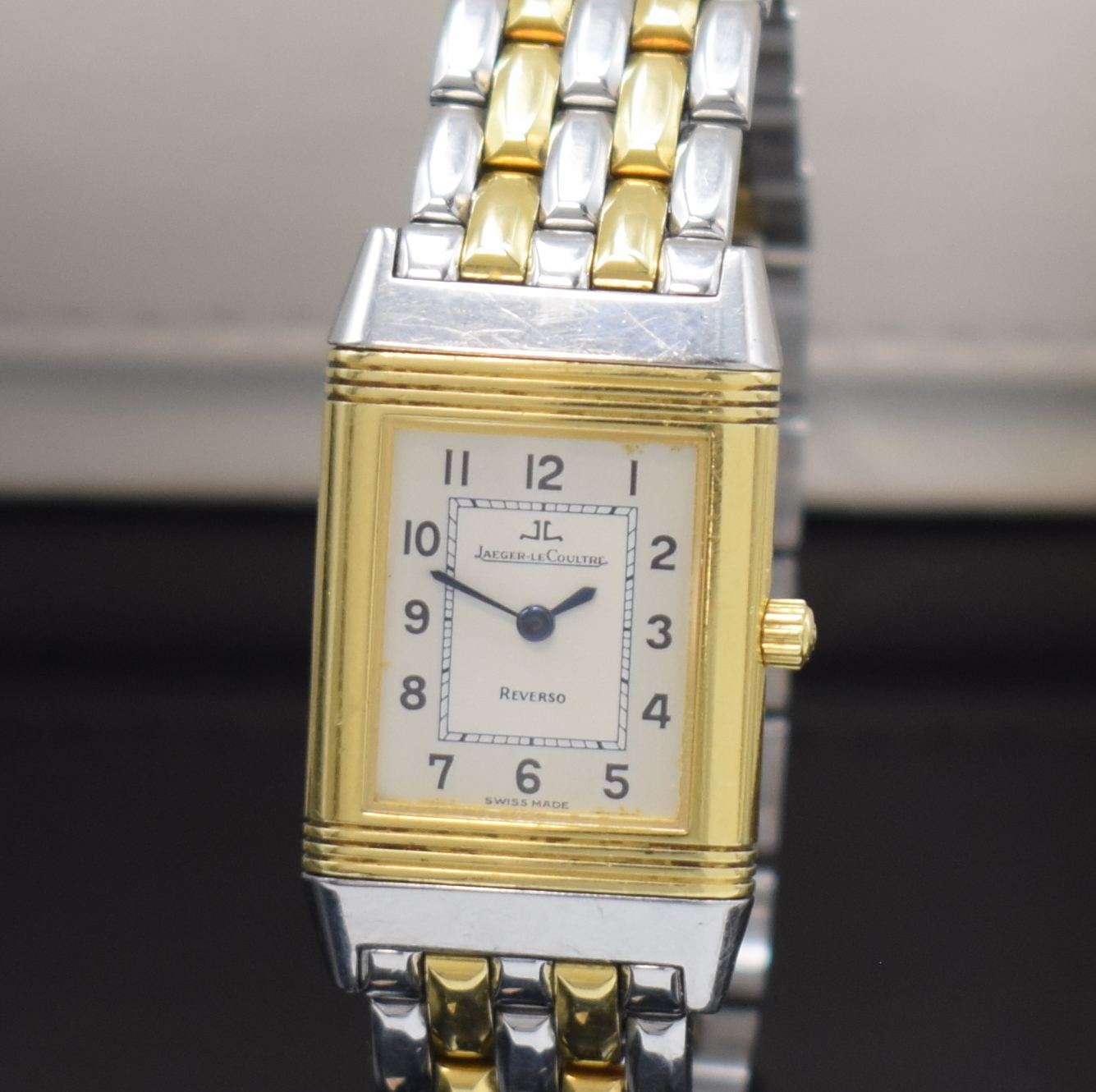 Detail a: Jaeger-LeCoultre Reverso Damenarmbanduhr in Stahl und GG 750/000 Referenz 260.5.08, Schweiz verk. lt. beil. Garantie 11/1991, quarz, um 180 Grad ...