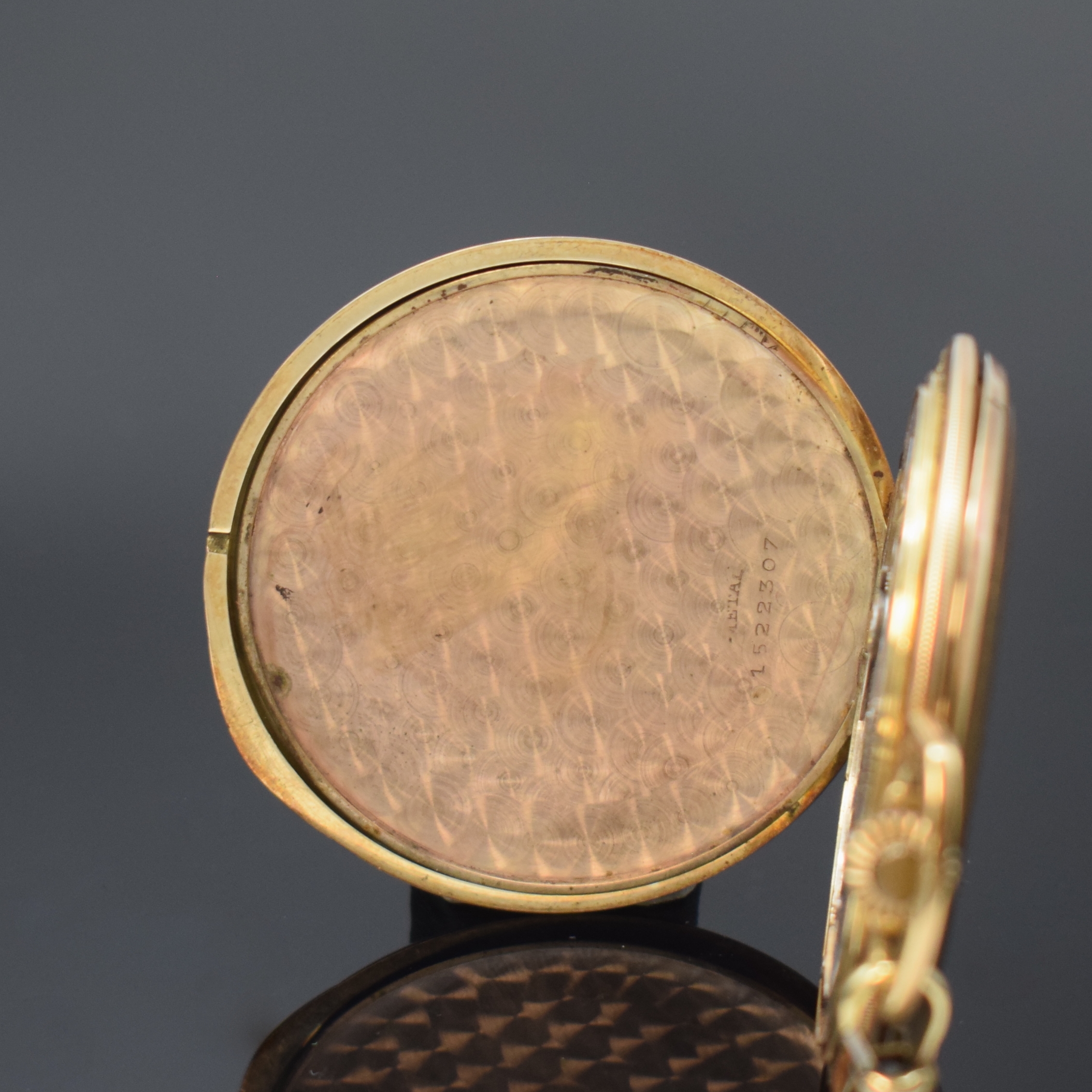 Detail f: TELLUS Savonette Herrentaschenuhr in GG 585/000 an GG 585/000 Kette, Schweiz 1920er Jahre, guill. 2-Deckel Goldgeh., verg. Metallcuv., ...