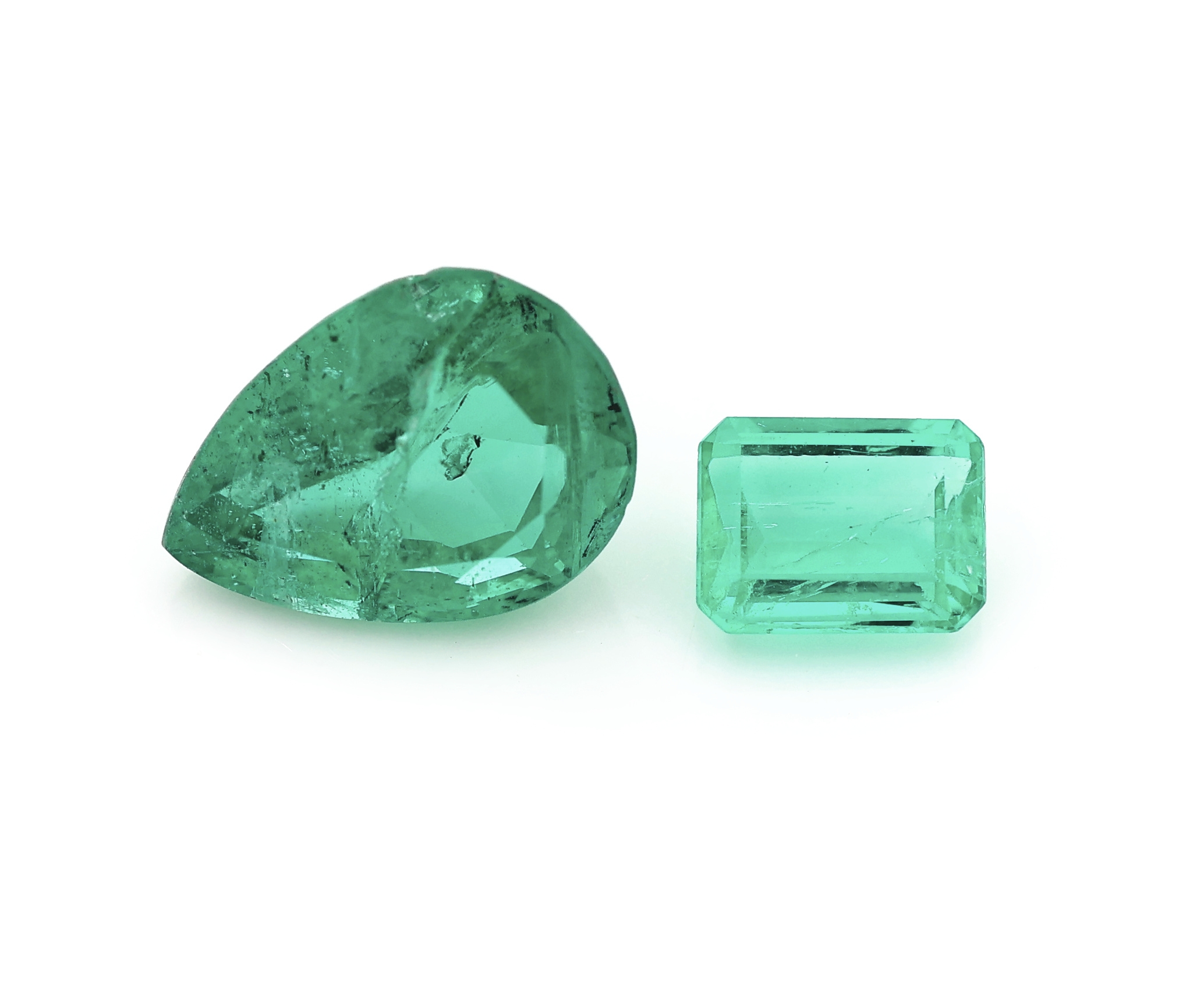 Detail a: Lot lose Smaragde, zus. ca. 30.72 ct, oval- facett. und im Emerald-Cut, versch. Farben und Qualitäten