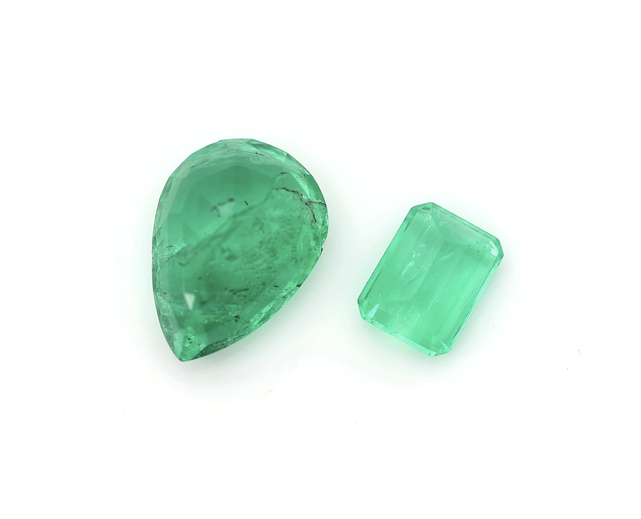 Detail b: Lot lose Smaragde, zus. ca. 30.72 ct, oval- facett. und im Emerald-Cut, versch. Farben und Qualitäten