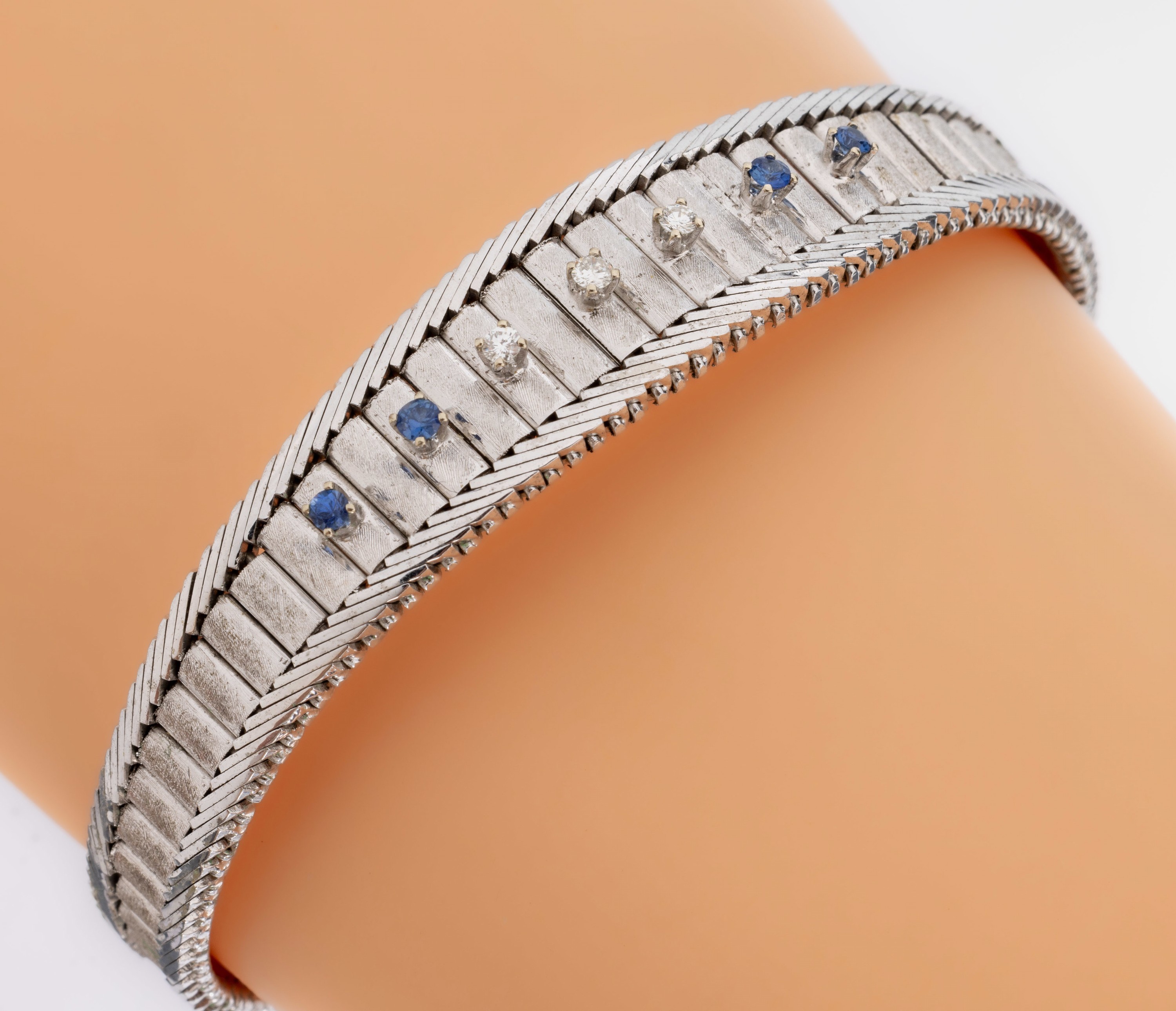 18 kt Gold Brillant-Saphir-Armband, WG 750/000, part. sat., 3 Brillanten zus. ca. 0.12 ct Weiß/si, 4 rundfacett. Saphire zus. ca. 0.14 ct, L. ca. ...