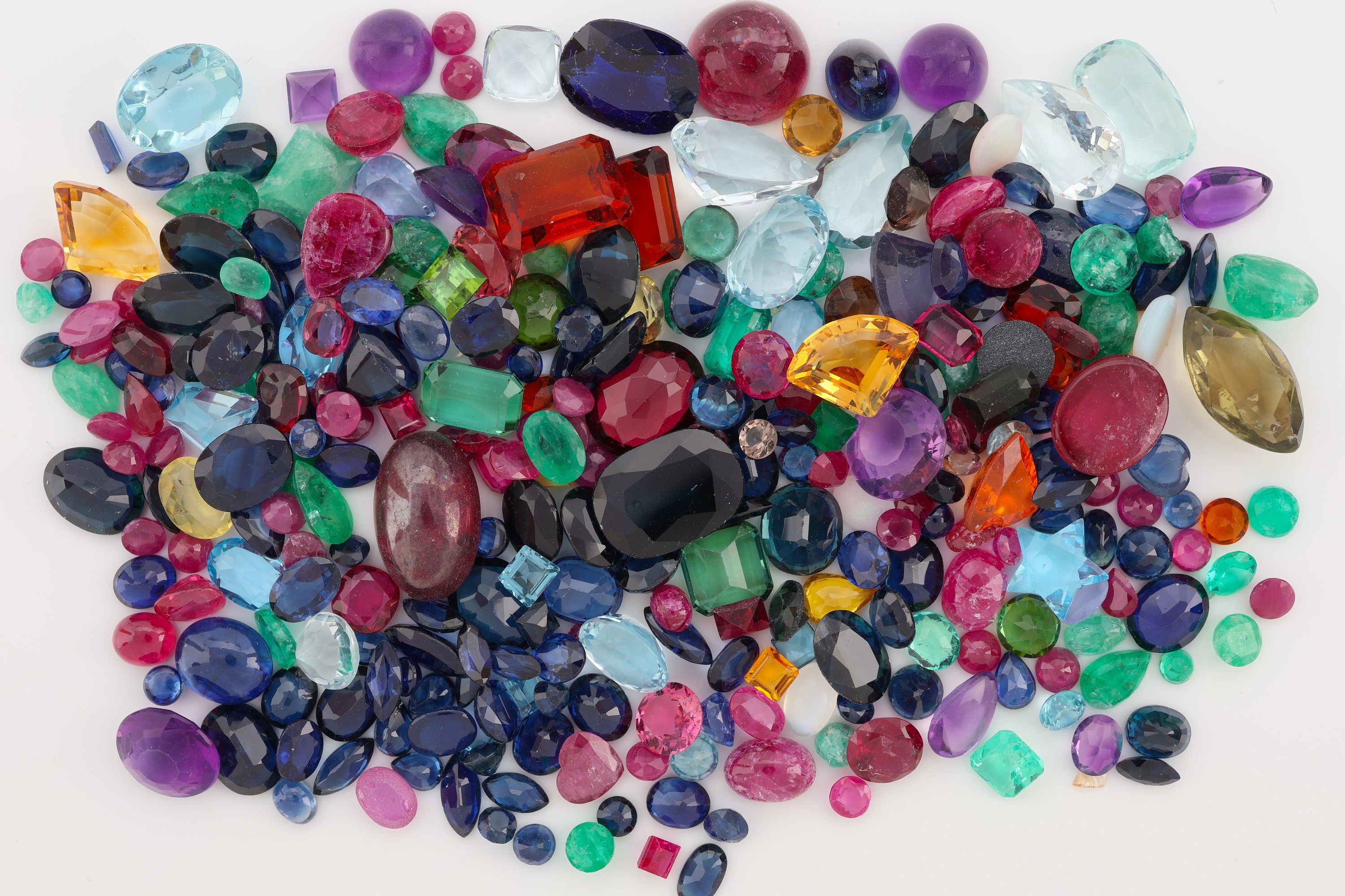Lot lose Farbsteine, darunter Smaragde, Saphire, Rubine, Citrine und Amethyste in versch. Größen und Schliffformen, ca. 203 ct