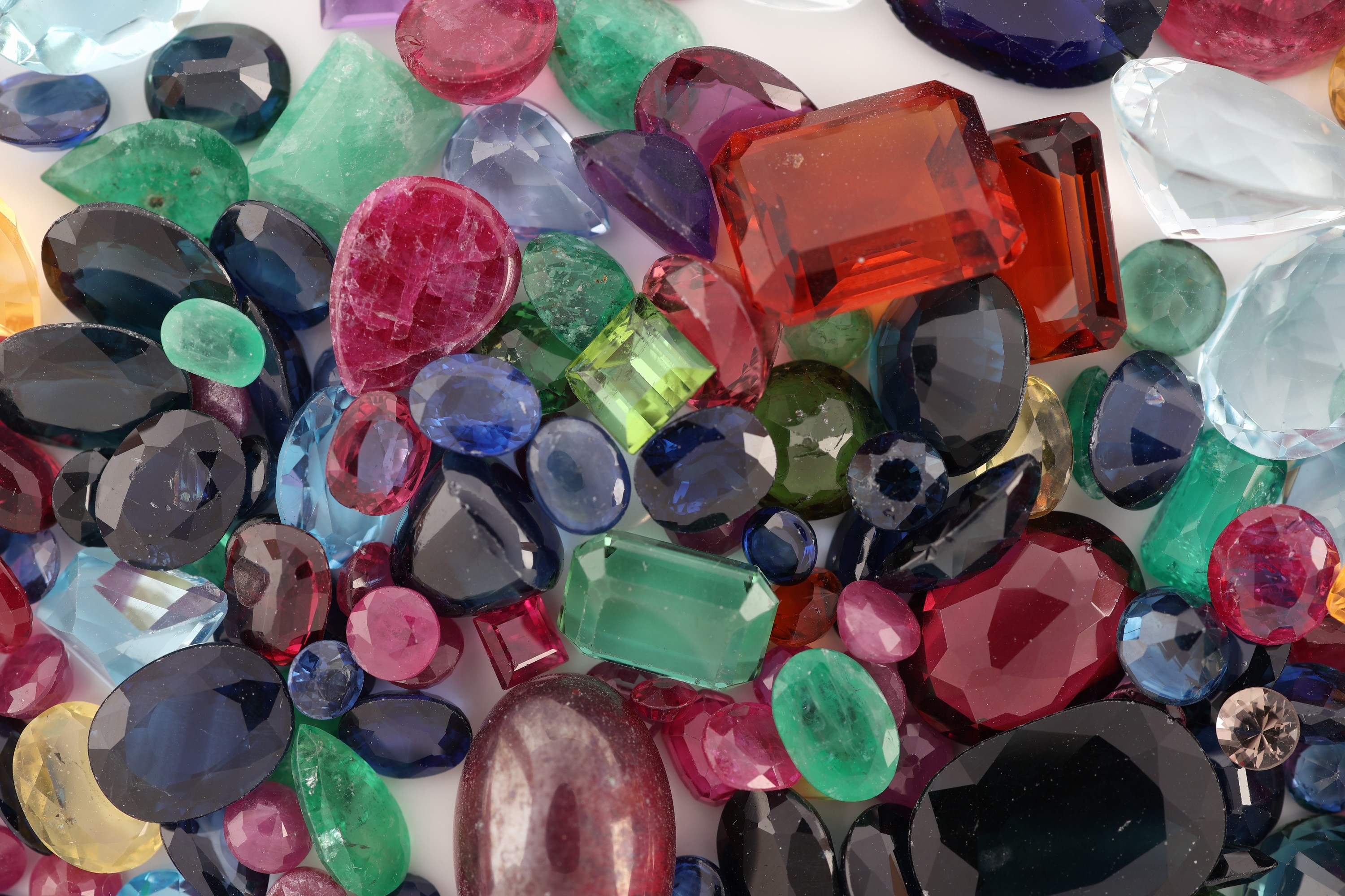 Detail a: Lot lose Farbsteine, darunter Smaragde, Saphire, Rubine, Citrine und Amethyste in versch. Größen und Schliffformen, ca. 203 ct