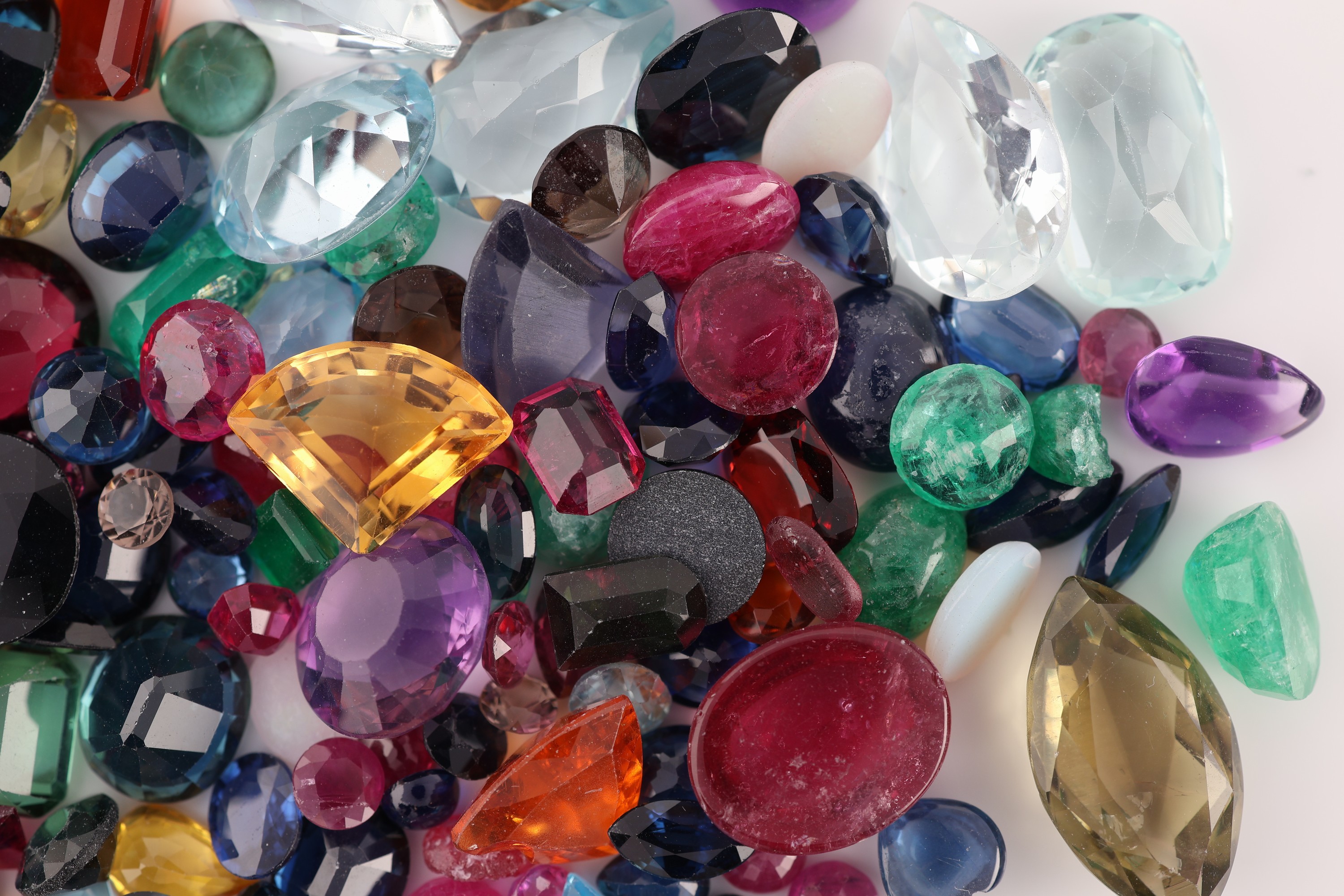 Detail b: Lot lose Farbsteine, darunter Smaragde, Saphire, Rubine, Citrine und Amethyste in versch. Größen und Schliffformen, ca. 203 ct