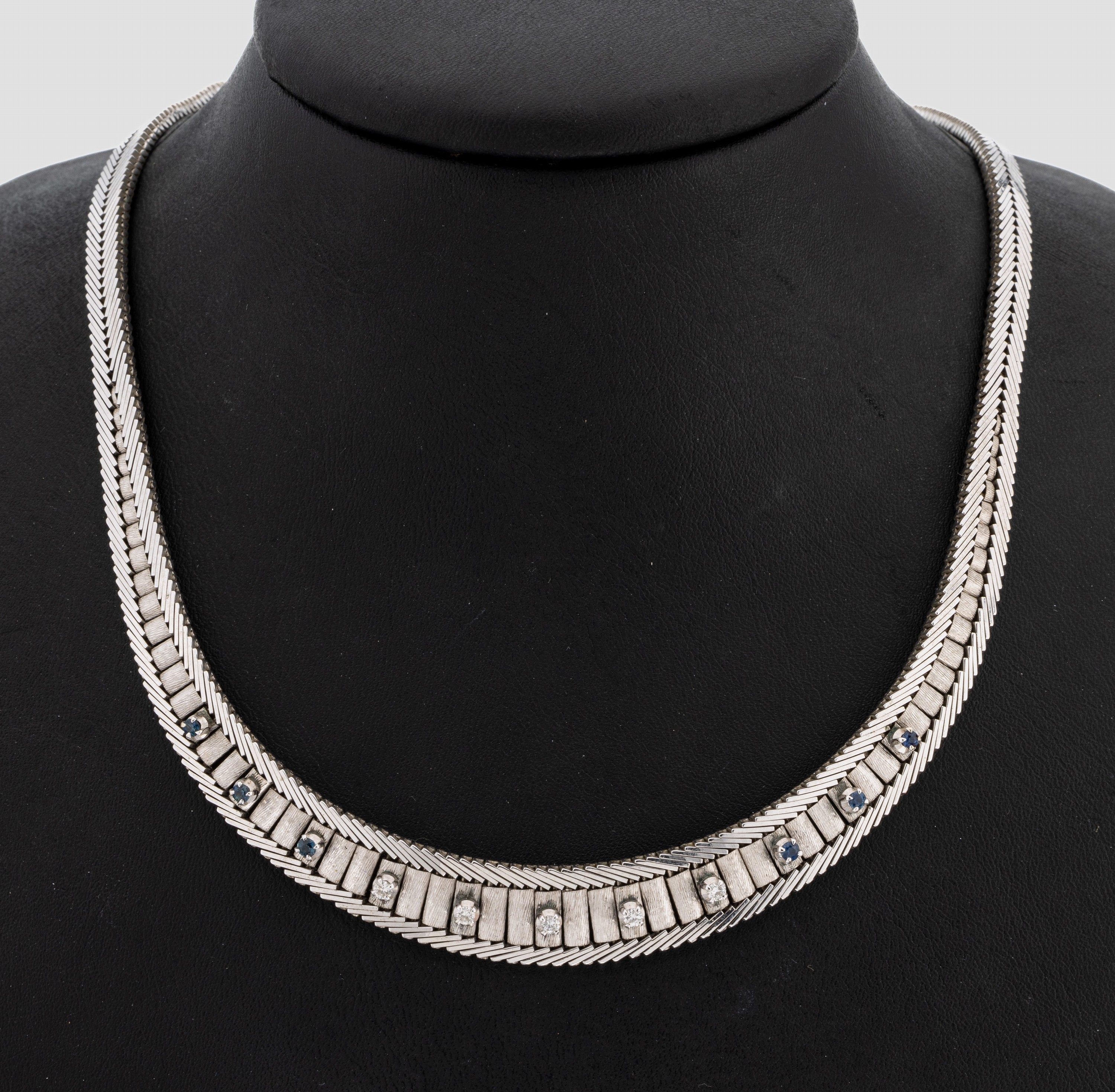 14 kt Gold Brillant-Saphir-Collier, WG 585/000, part. sat., 5 Brillanten zus. ca. 0.20 ct Weiß/si, 6 rundfacett. Saphire zus. ca. 0.18 ct, L. ca. ...