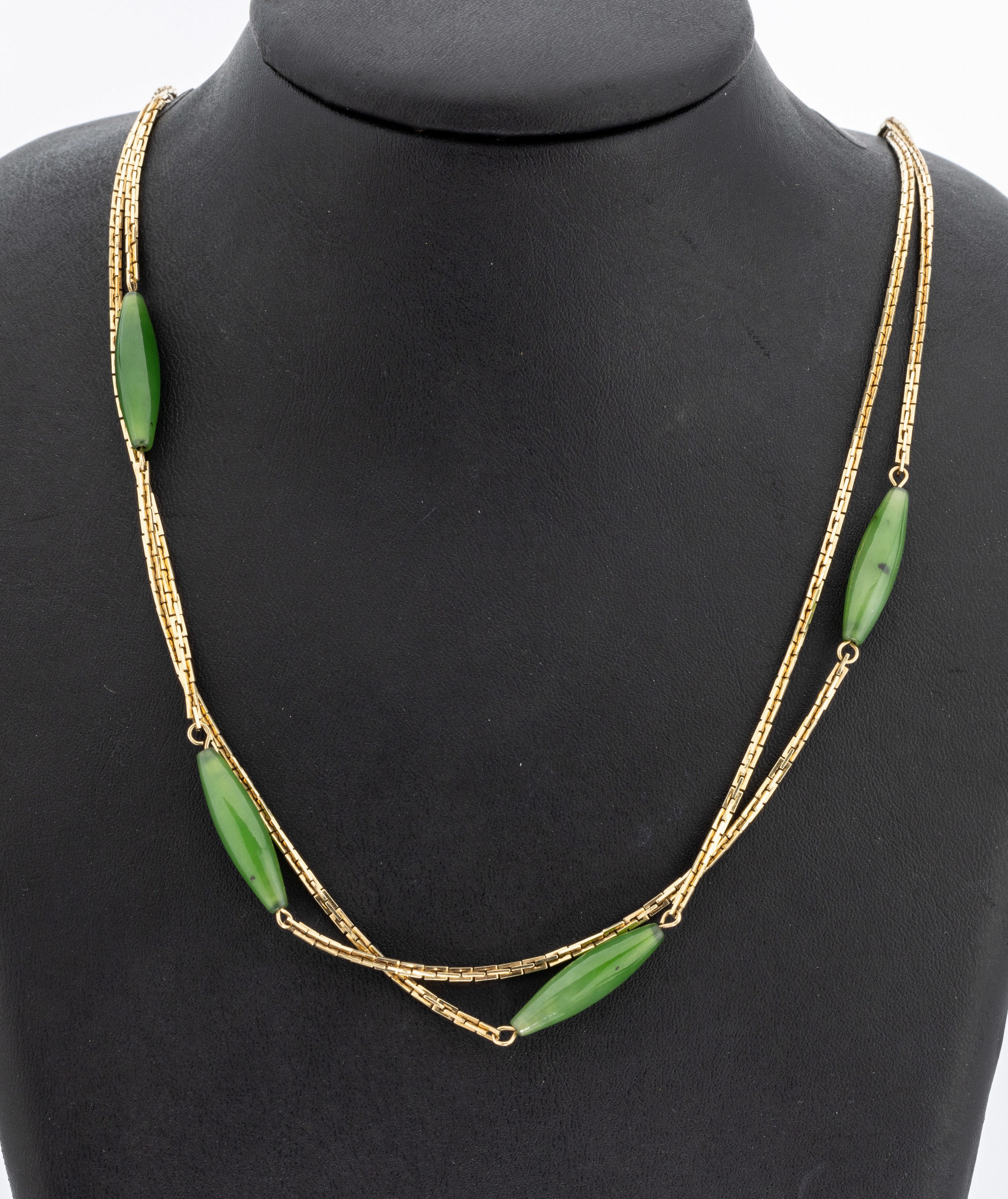 14 kt Gold GROSSE Nephrit-Collier, deutsch, 1974, GG 585/000, überlang, 4 längliche Nephrite als Zwischenglieder, L. ca. 123 cm, ...