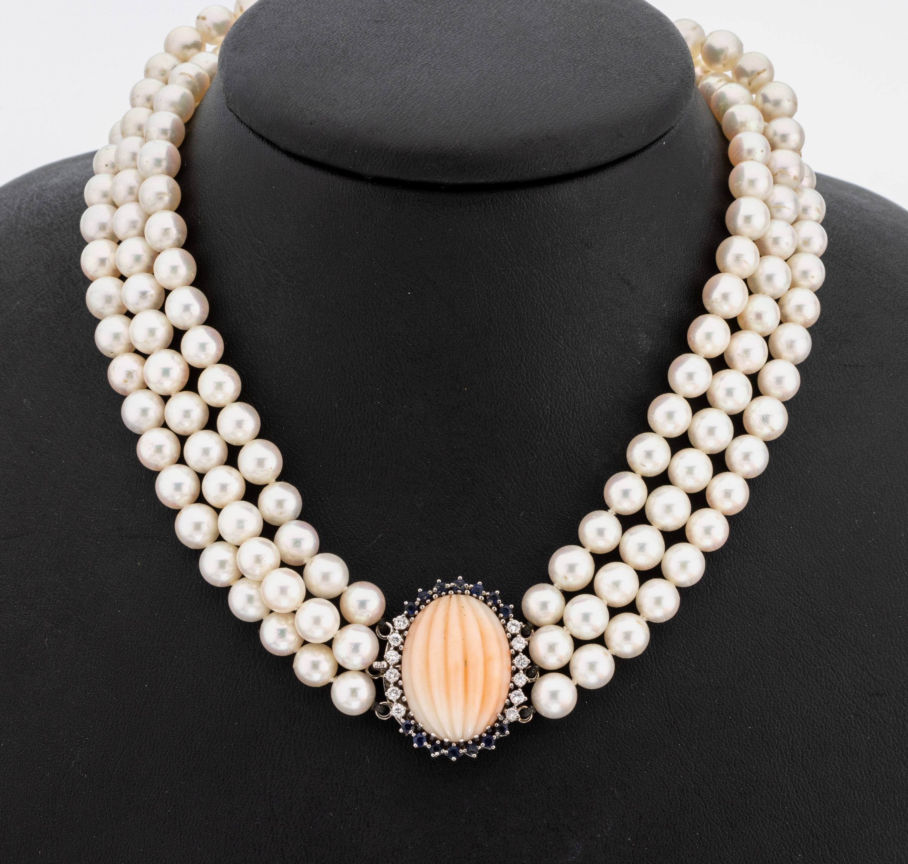Zuchtperl-Collier mit 18 kt Gold Brillant- Saphir-Korall-Schmuckschließe, WG 750/000 gepr., 3-rhg. Akoyazuchtperlen, D. ca. 6.7 mm,Kastenschloss ...