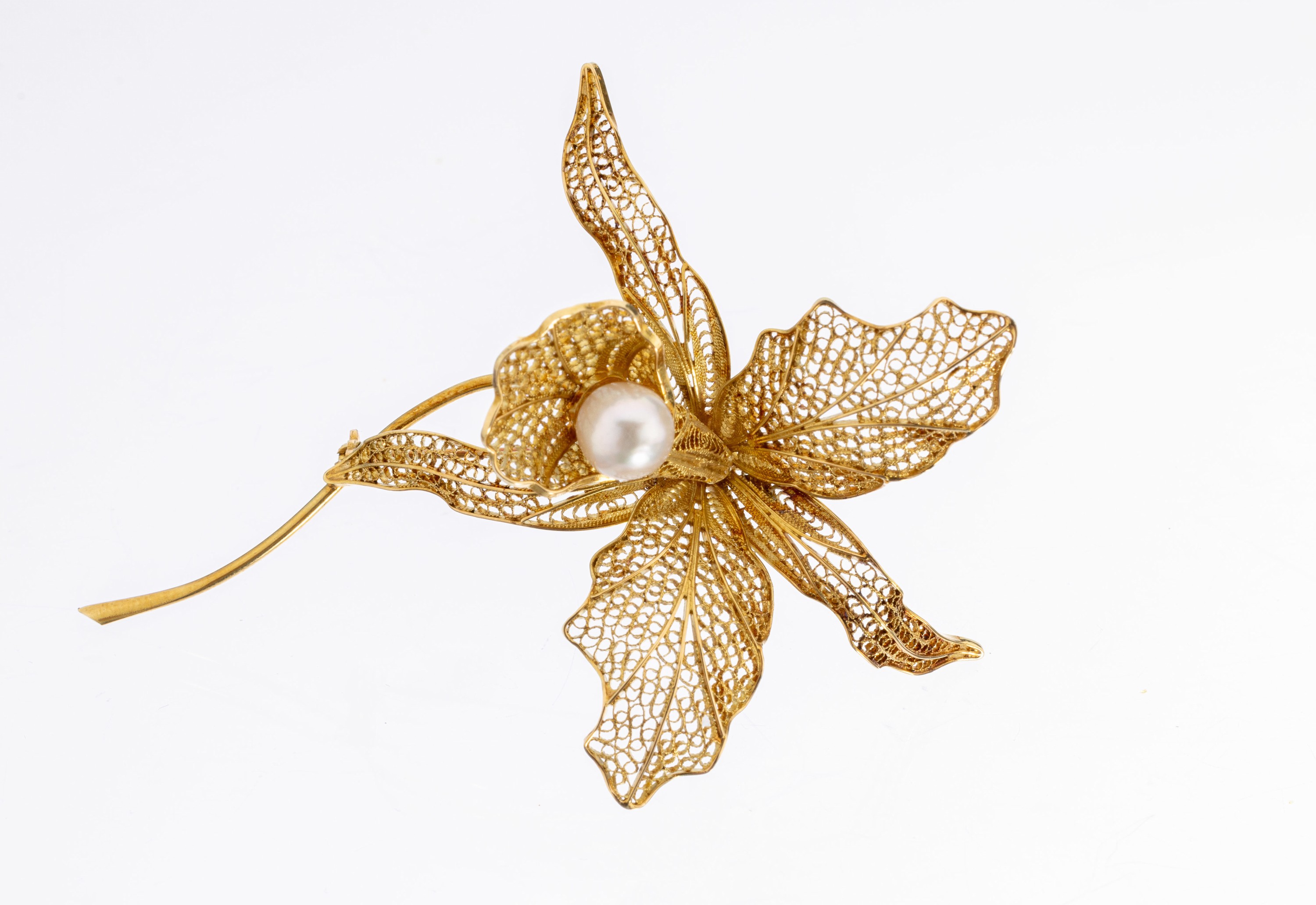 18 kt Gold Perl-Brosche, 1960er Jahre, GG 750/000, Darstellung einer Blüte, aufwendige Filigranarbeit, Akoyazuchtperle, D. ca. 7.6 mm, ca. 8.4 x ...