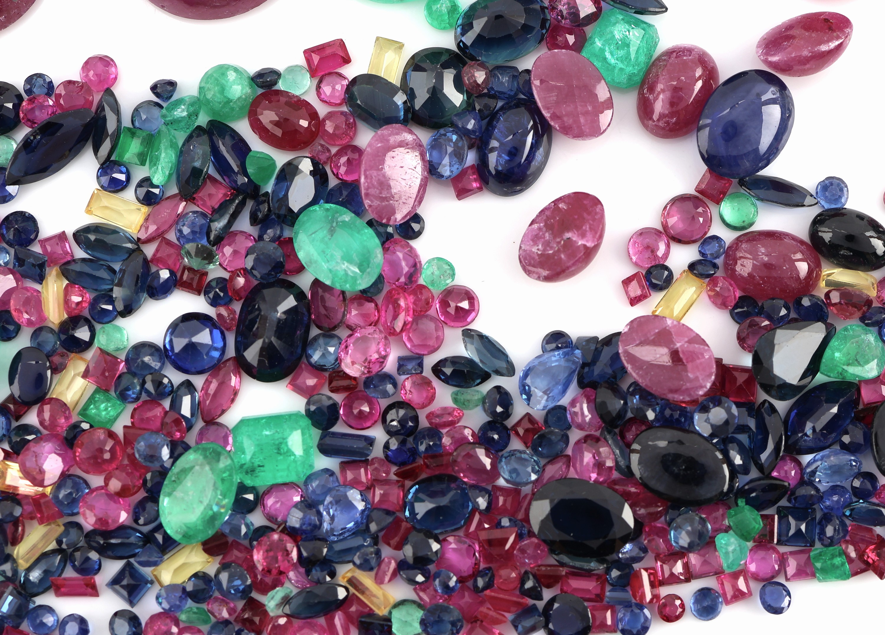 Detail a: Lot lose Farbsteine, Rubine, Saphire und Smaragde zus. ca. 100.30 ct, z.T. Ausfassware