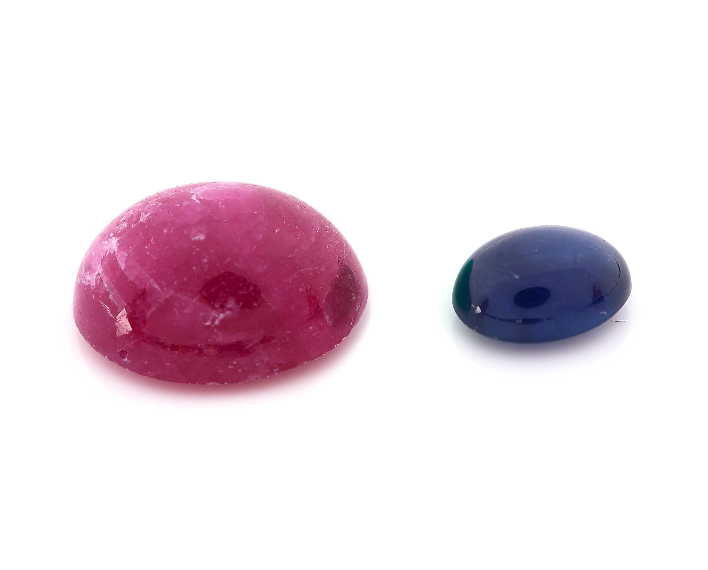 Detail b: Lot lose Farbsteine, Rubine, Saphire und Smaragde zus. ca. 100.30 ct, z.T. Ausfassware