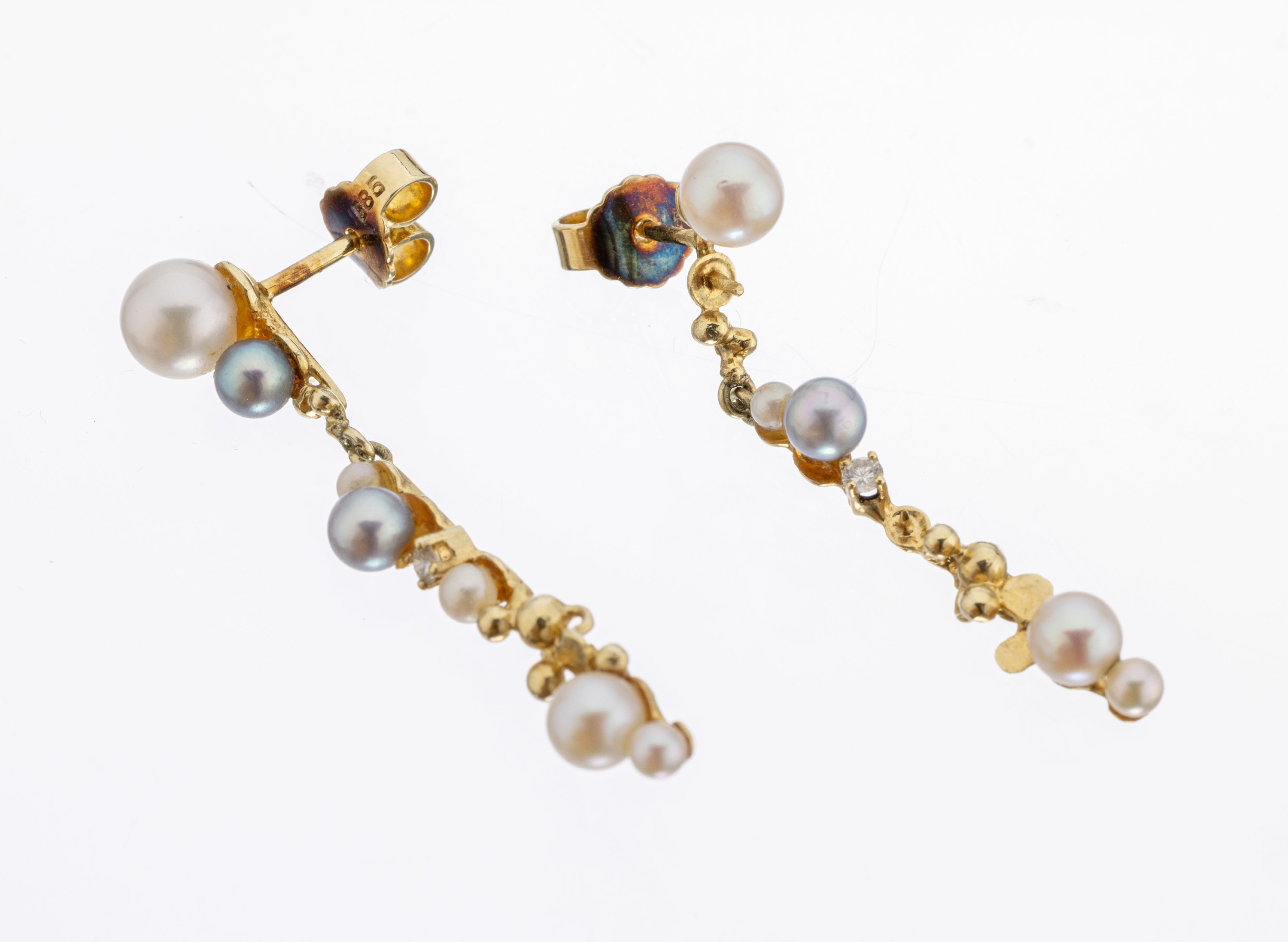 Paar 14 kt Gold Zuchtperl-Brillant-Ohrstecker, GG 585/000, länglich bewegl., abstrakt, Akoyazuchtperlen in versch. Größen und Farben,2 Perlen ...