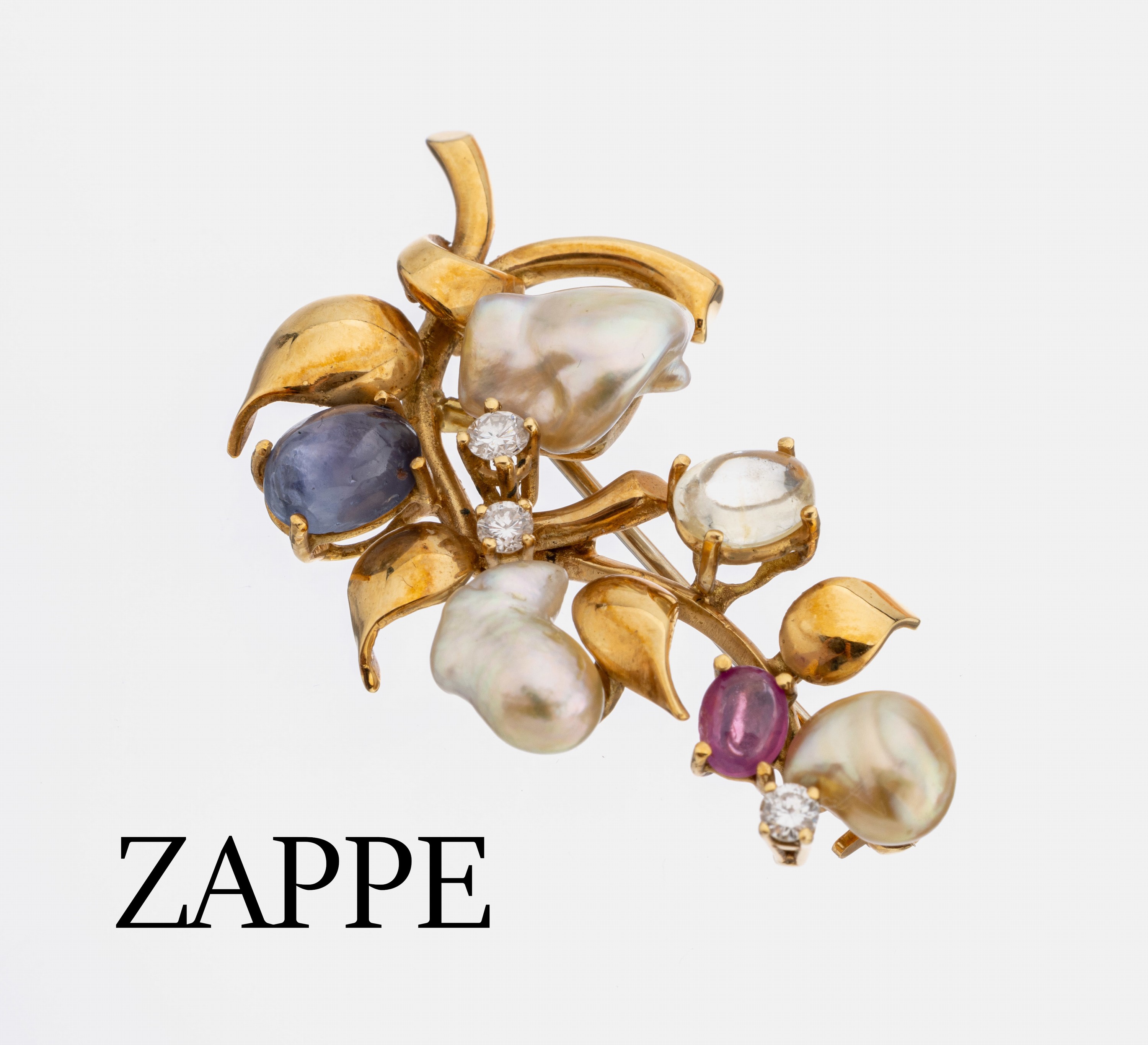 18 kt Gold Farbstein-Brillant-Perl-Brosche, GG 750/000, florale Gestaltung, Saphir-, Rubin- und Aquamarin-Cabochon zus. ca. 4.0 ct,3 Brillanten zus. ...