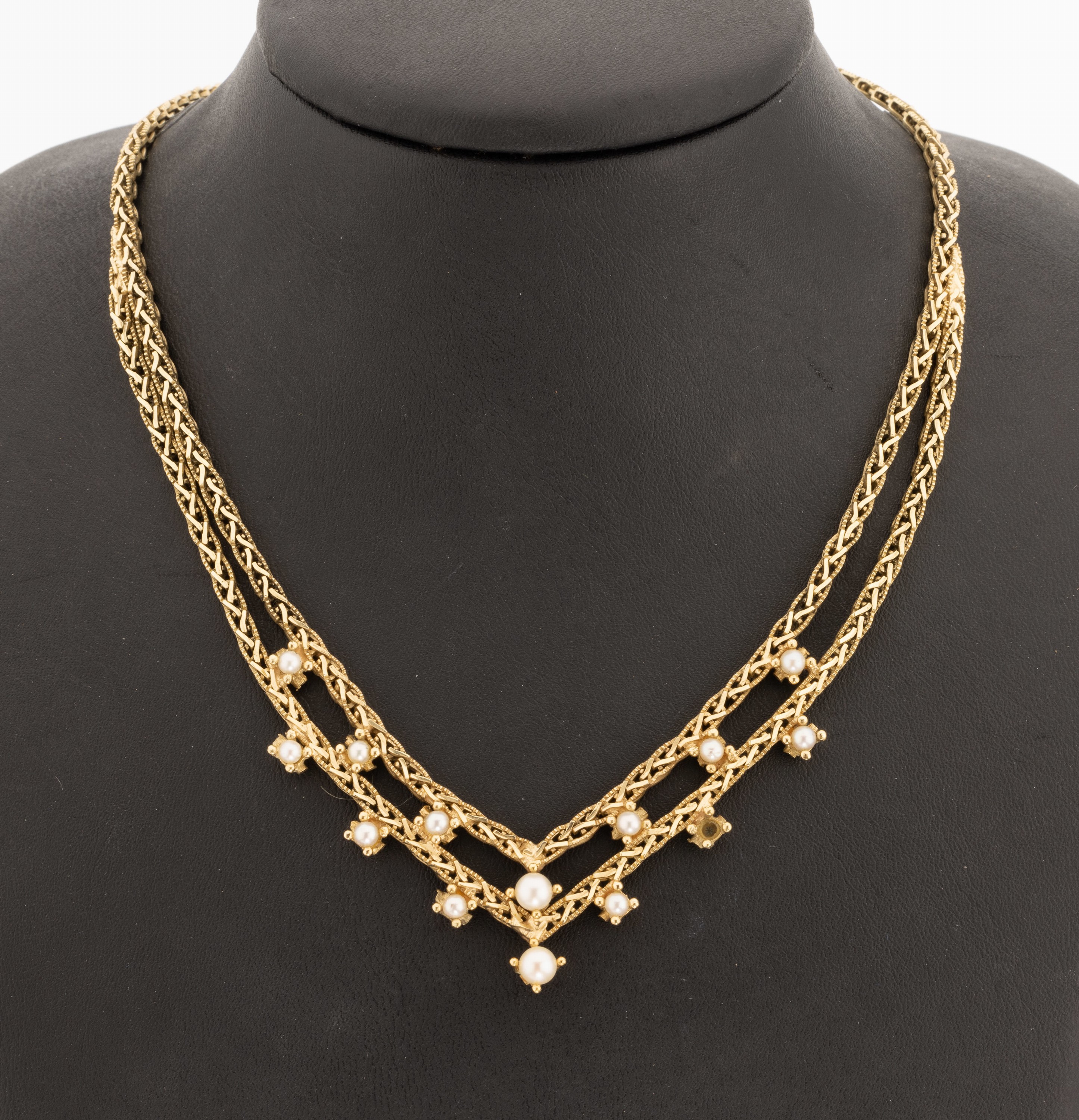 14 kt Gold Zuchtperl-Collier, GG 585/000, Mittelteil 2-rhg., kl. Akoyazuchtperlen, 1 Perle fehlt, L. ca. 39 cm, ca. 32.3 g, Kastenschloss mit ...