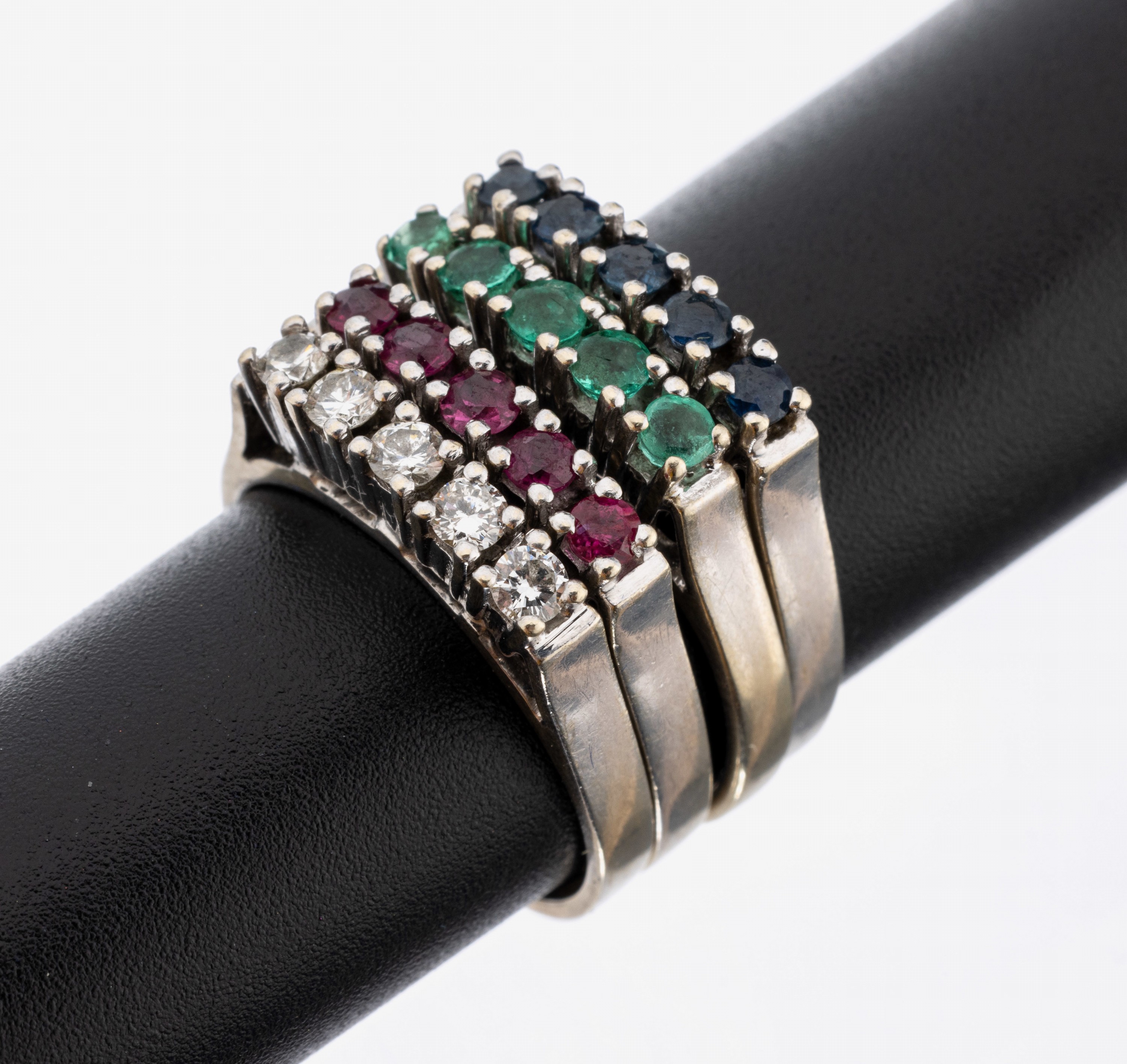 14 kt Gold Farbstein-Brillant-Ringtrio, WG 585/000, 1 x 5 rundfacett. Saphire zus. ca. 0.22 ct, 1 x 5 rundfacett. Rubine zus. ca. 0.22 ct, 1 x 5 ...