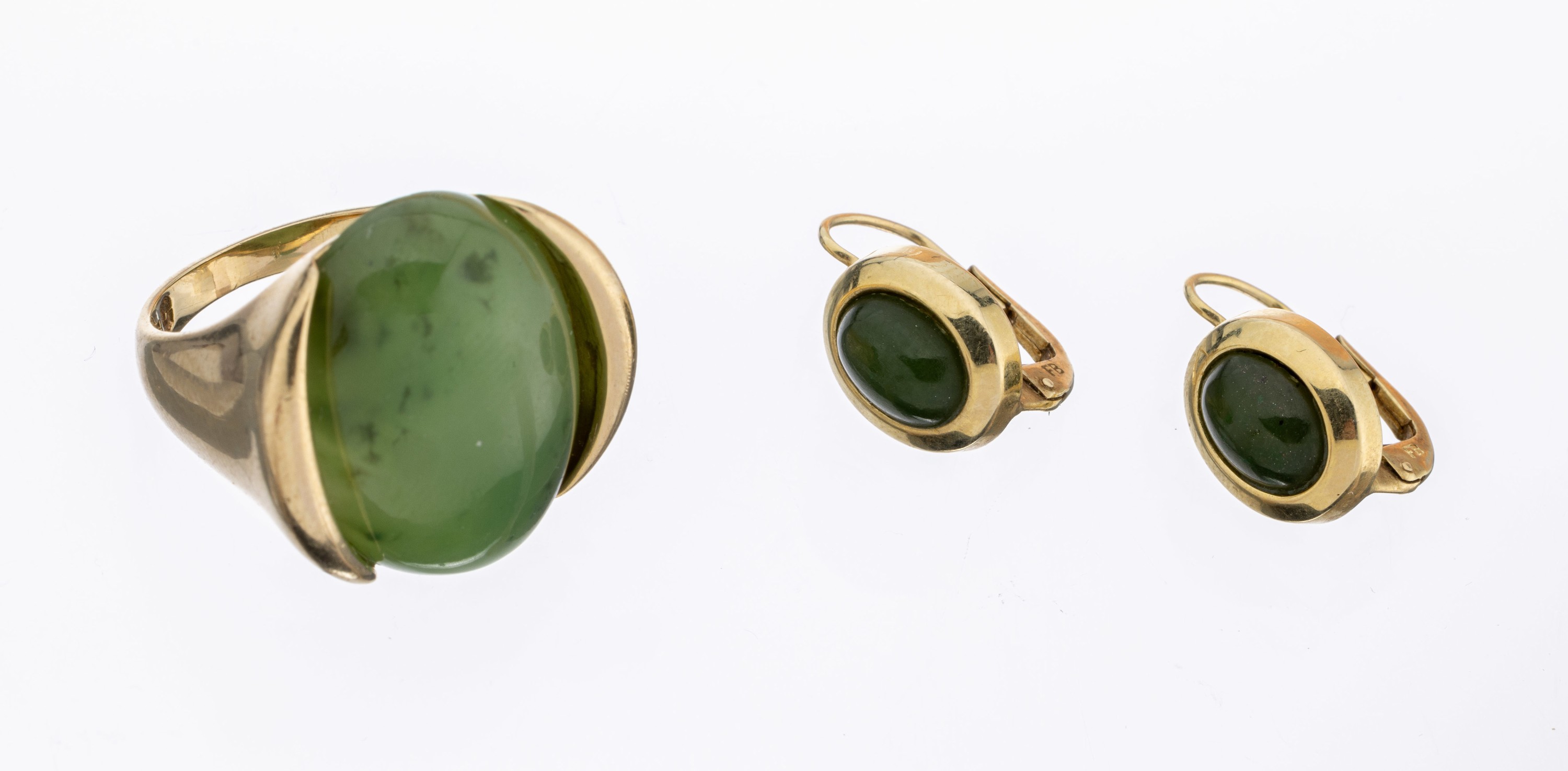 14 kt Gold Nephrit-Konvolut, GG 585/000, best. aus: 1 Ring, RW 51, ovaler Nephrit- Cabochon, und 1 Paar Ohrhänger, 2 ovale Nephrit-Cabochons, ca. ...