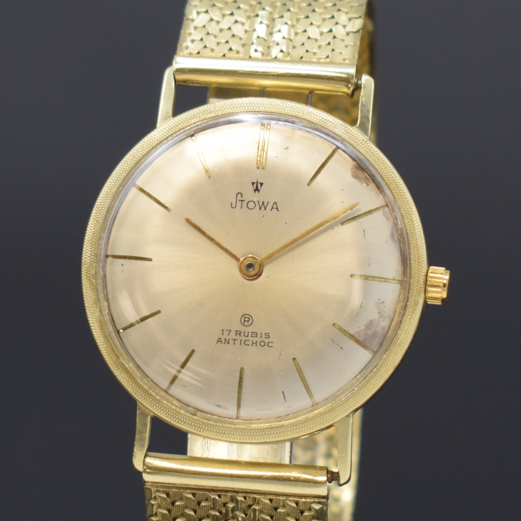 Detail a: STOWA Herrenarmbanduhr in GG 585/000, Deutschland/Schweiz um 1965, Handaufzug, Boden aufgedr., silb. Zifferbl. fl./besch., gold. Std.-Ind. u. Zeiger, ...