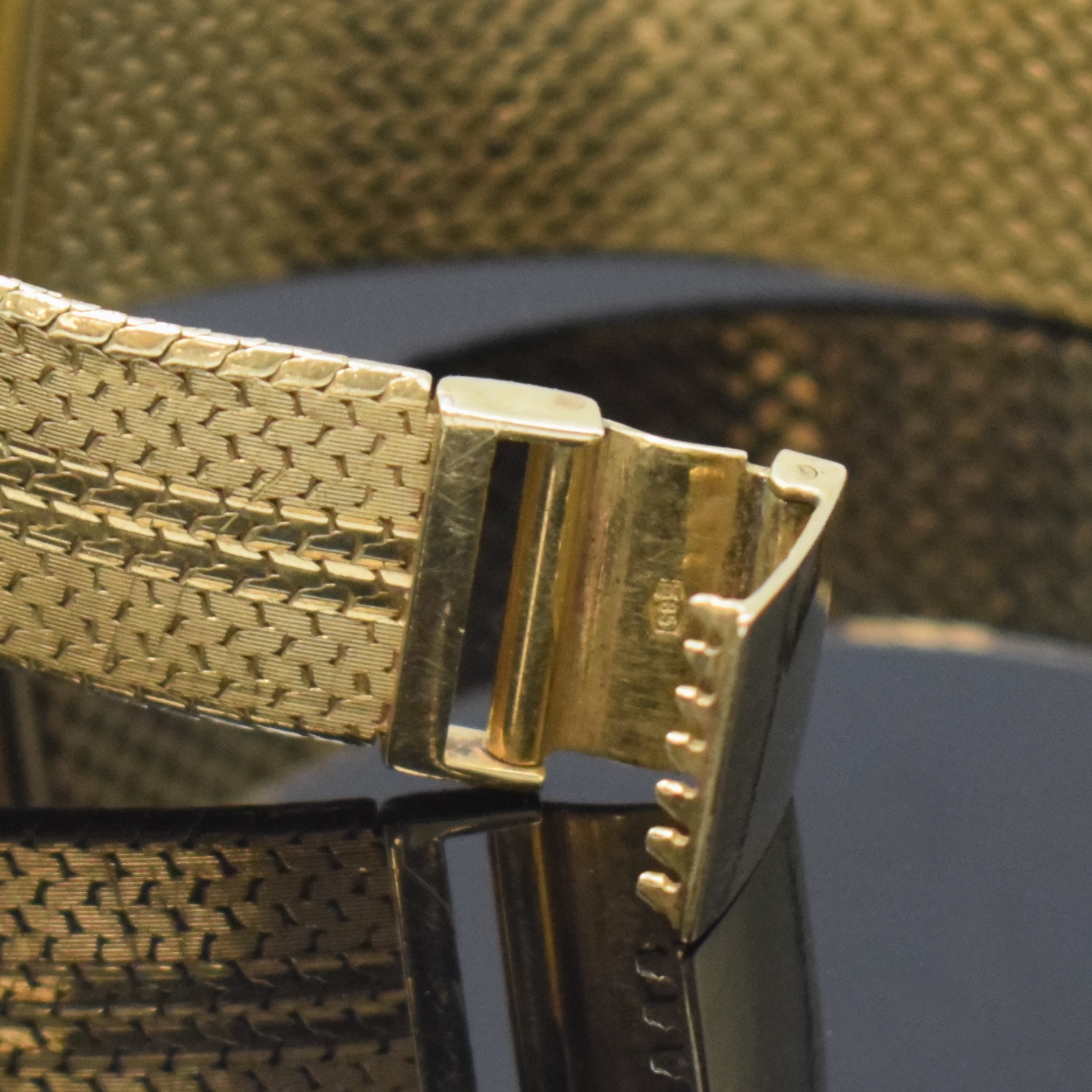 Detail b: STOWA Herrenarmbanduhr in GG 585/000, Deutschland/Schweiz um 1965, Handaufzug, Boden aufgedr., silb. Zifferbl. fl./besch., gold. Std.-Ind. u. Zeiger, ...