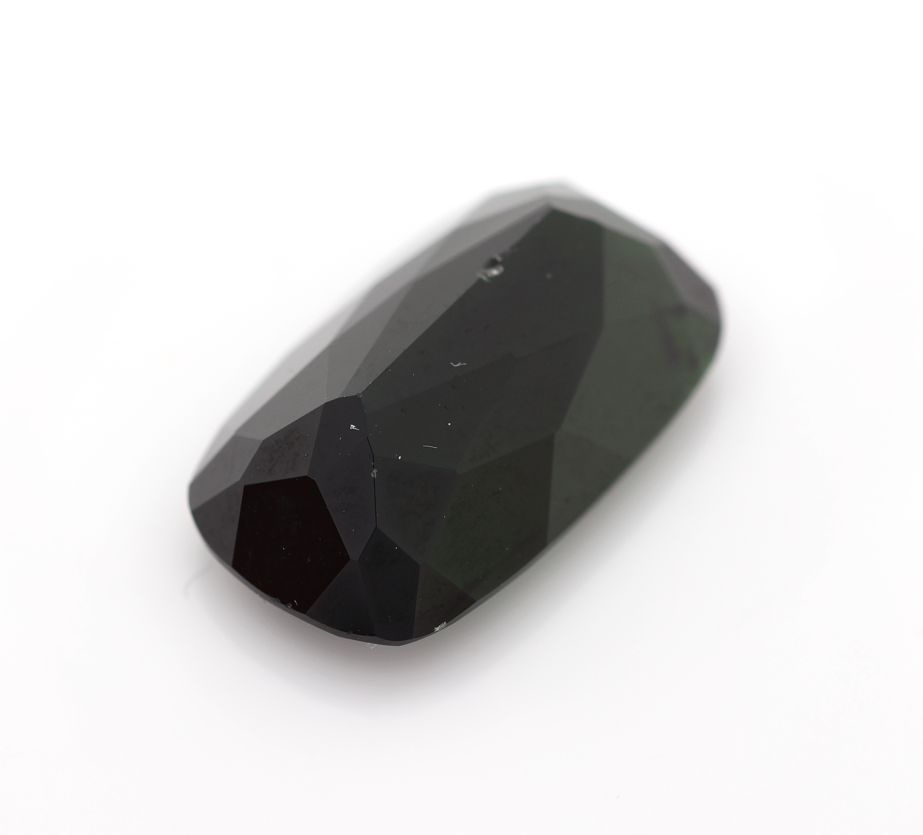 Detail b: Loser Turmalin, ovalfacett., intensive Farbe, ca. 10.04 ct