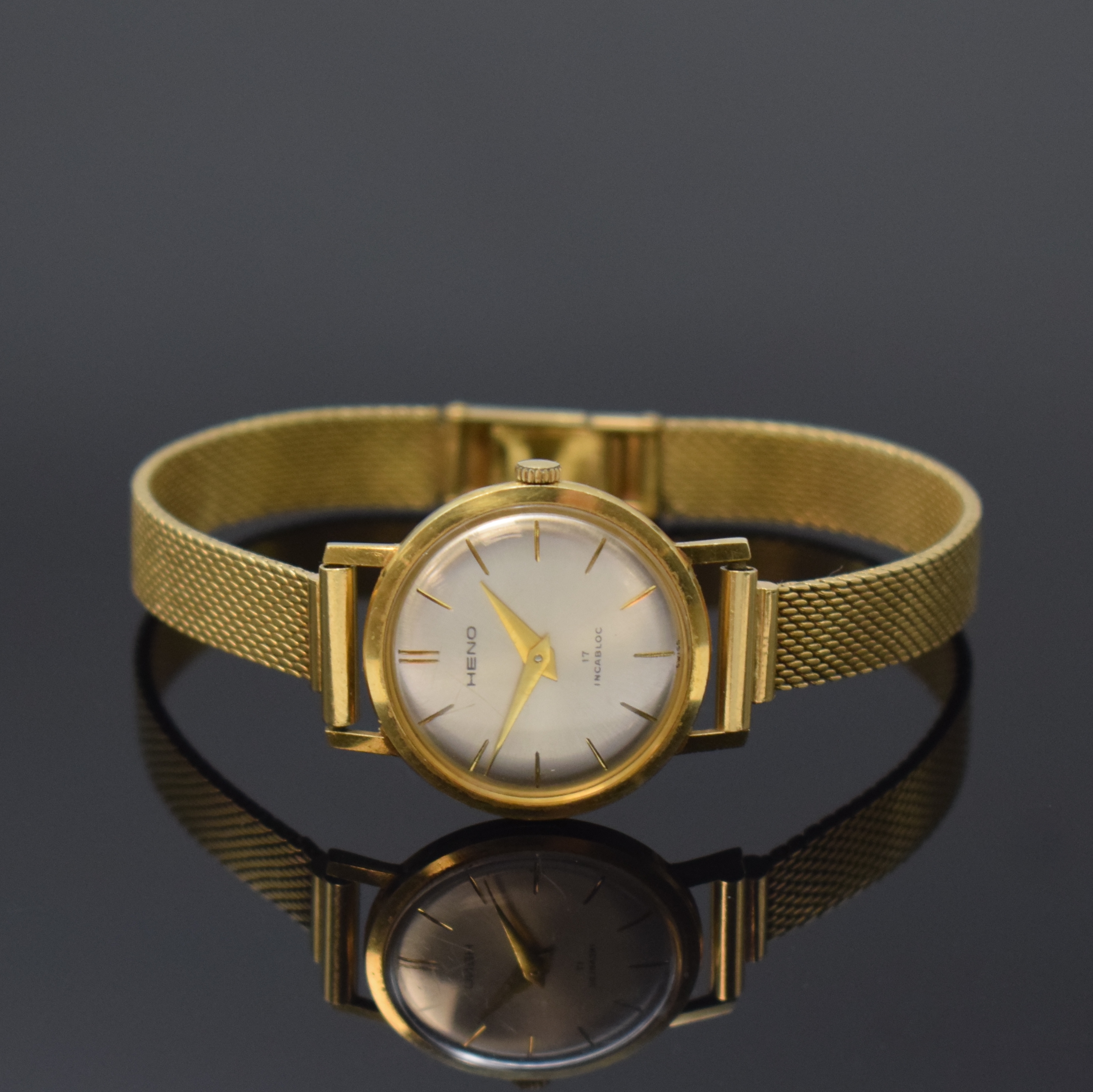 HENO Damenarmbanduhr in GG 750/000, Schweiz um 1965, Handaufzug, Glasrand aufgedr., silb. Zifferbl. m. gold. Indizes und Zeigern, D. ca. 25 mm, L. ...