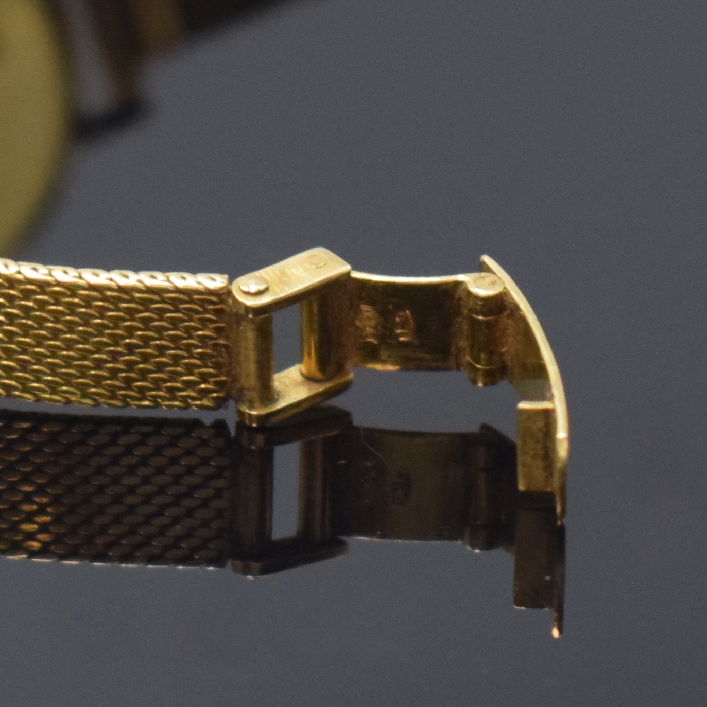 Detail b: HENO Damenarmbanduhr in GG 750/000, Schweiz um 1965, Handaufzug, Glasrand aufgedr., silb. Zifferbl. m. gold. Indizes und Zeigern, D. ca. 25 mm, L. ...