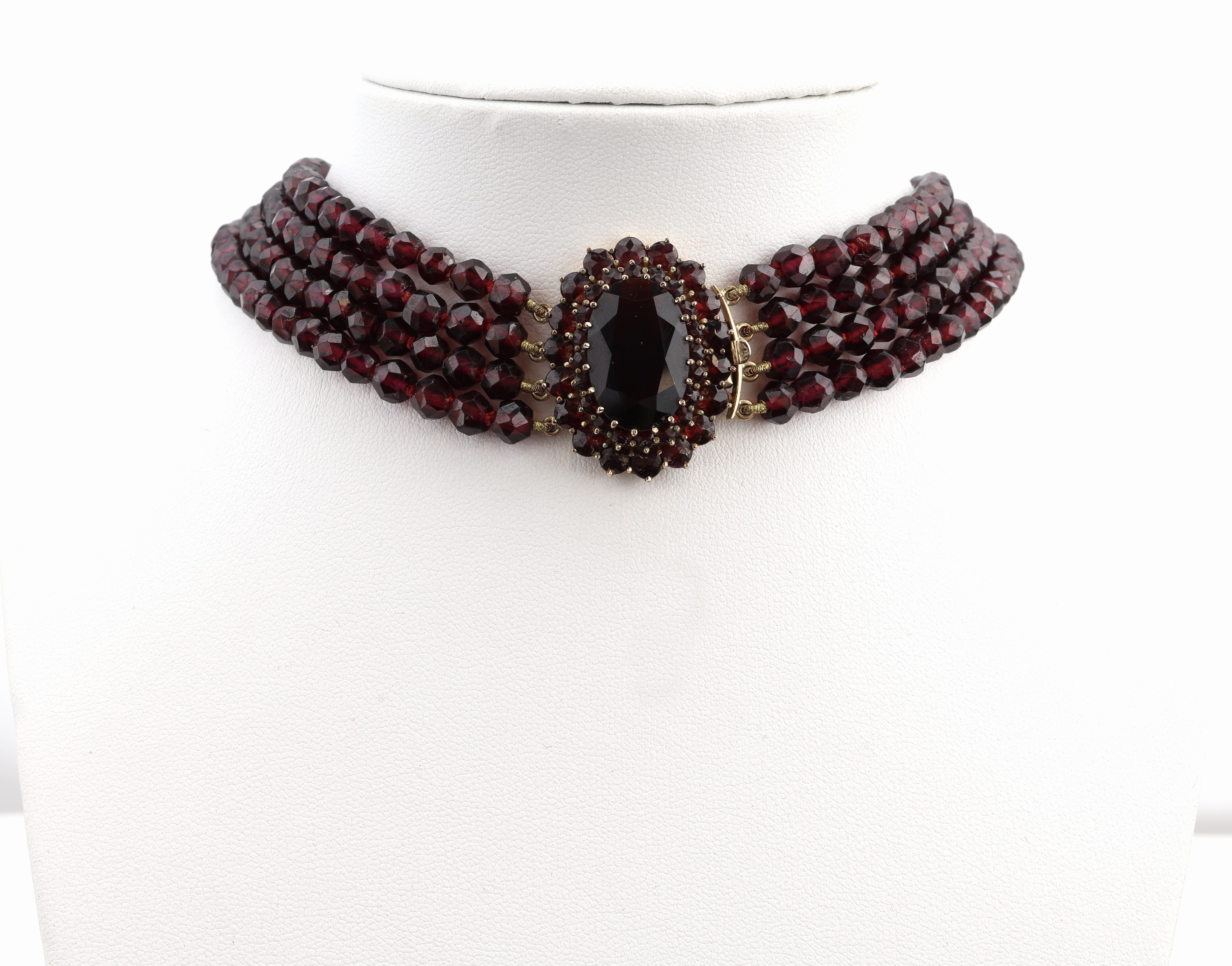 Granat-Collier mit 8 kt Gold Schmuckschließe, GG 333/000, 4-rhg. facett. Granatkugeln, Kastenschloss mit Sicherheitsacht als Mittelteil, mit oval- ...