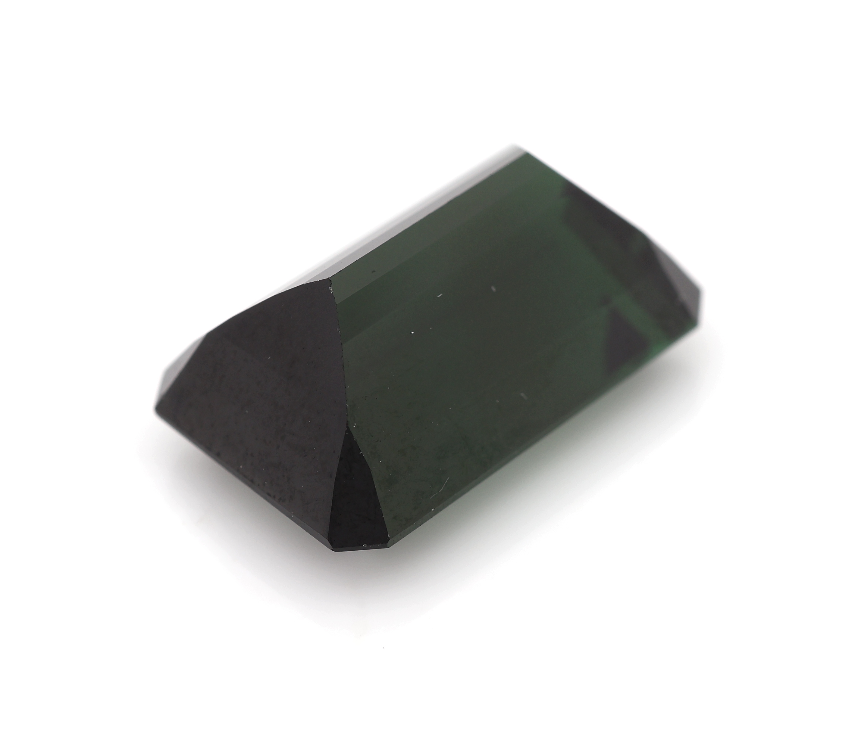 Detail b: Loser Turmalin, facett. Achteck, intensive Farbe, ca. 2.5g/12.3ct