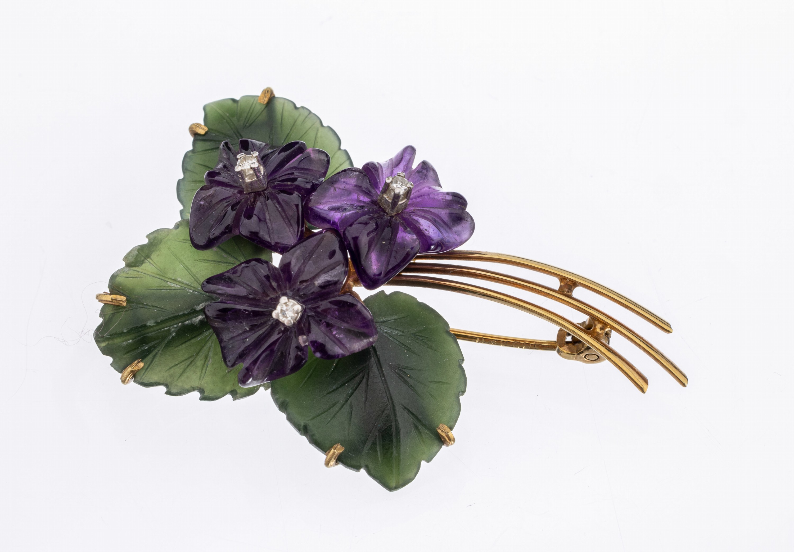 14 kt Gold Veilchenbrosche, 1960er Jahre, GG 585/000, Blüten aus Amethyst geschnitten, Blätter aus Nephrit, kl. 8/8-Diamanten, ca. 5 x 3.5 cm