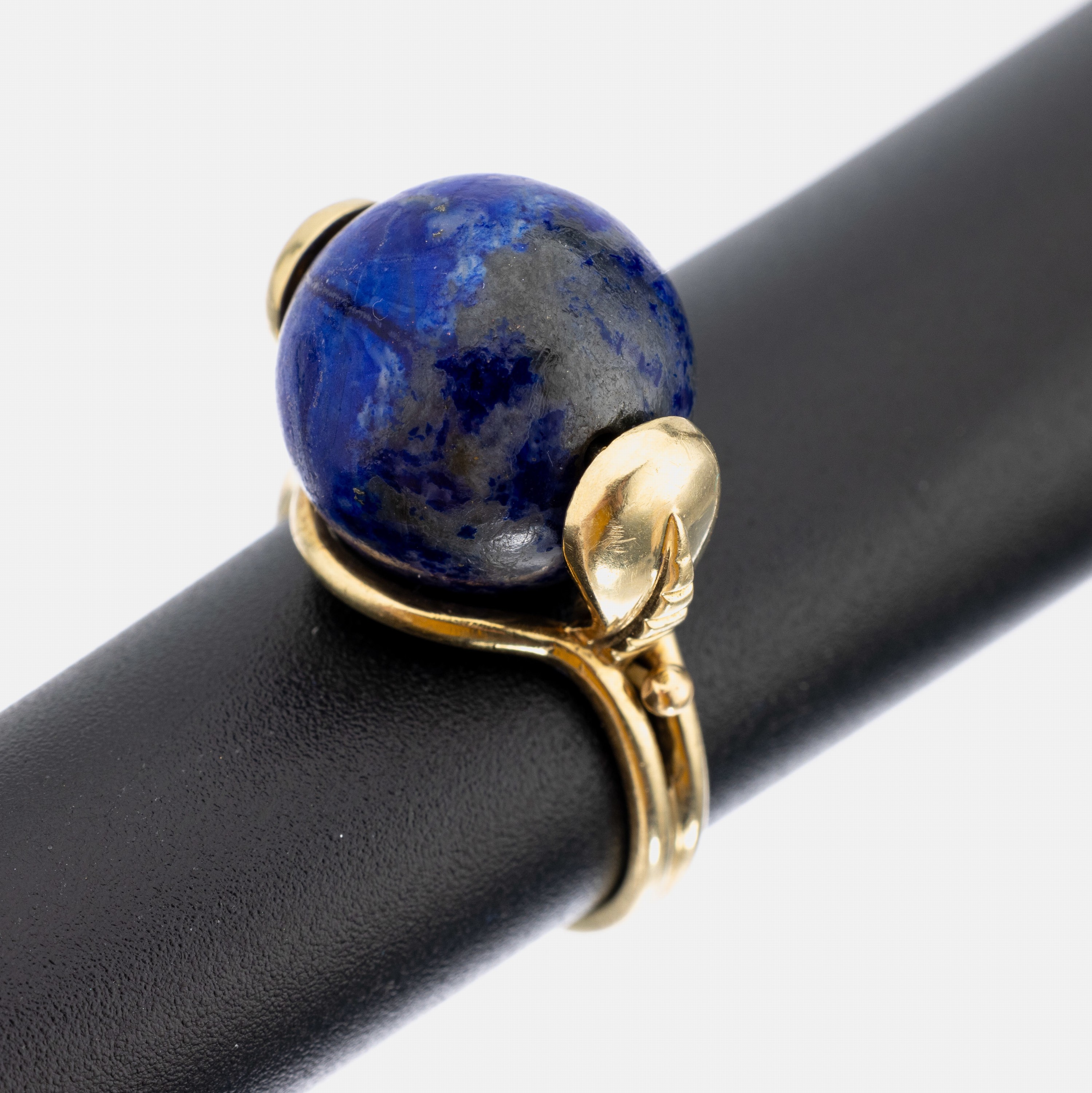 14 kt Gold Lapislazuli-Ring, GG 585/000, außergewöhnliche Gestaltung, drehbare Lapislazuli-Kugel, D. ca. 13.5 mm, RW 51, ca. 7.2 g