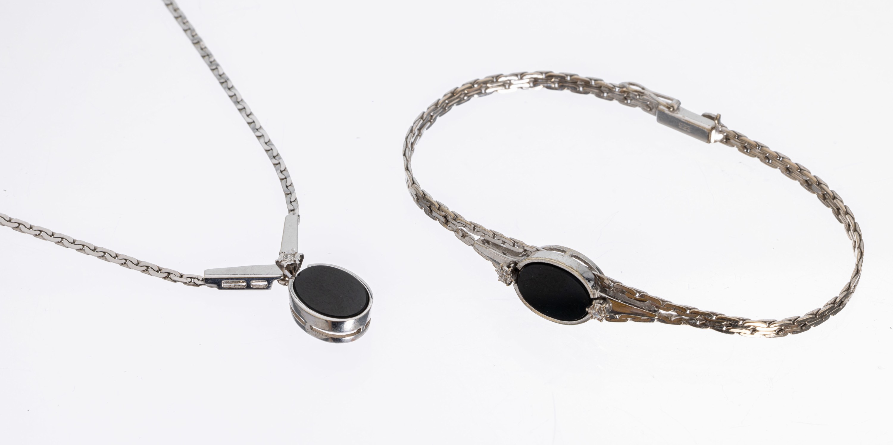 8 kt Gold Onyx-Diamant-Schmuckset, WG 333/000, best. aus: 1 Collier, L. ca. 43 cm, Kastenschloss mit Sicherheitsacht, bewegl. Abhängung mit ovaler ...