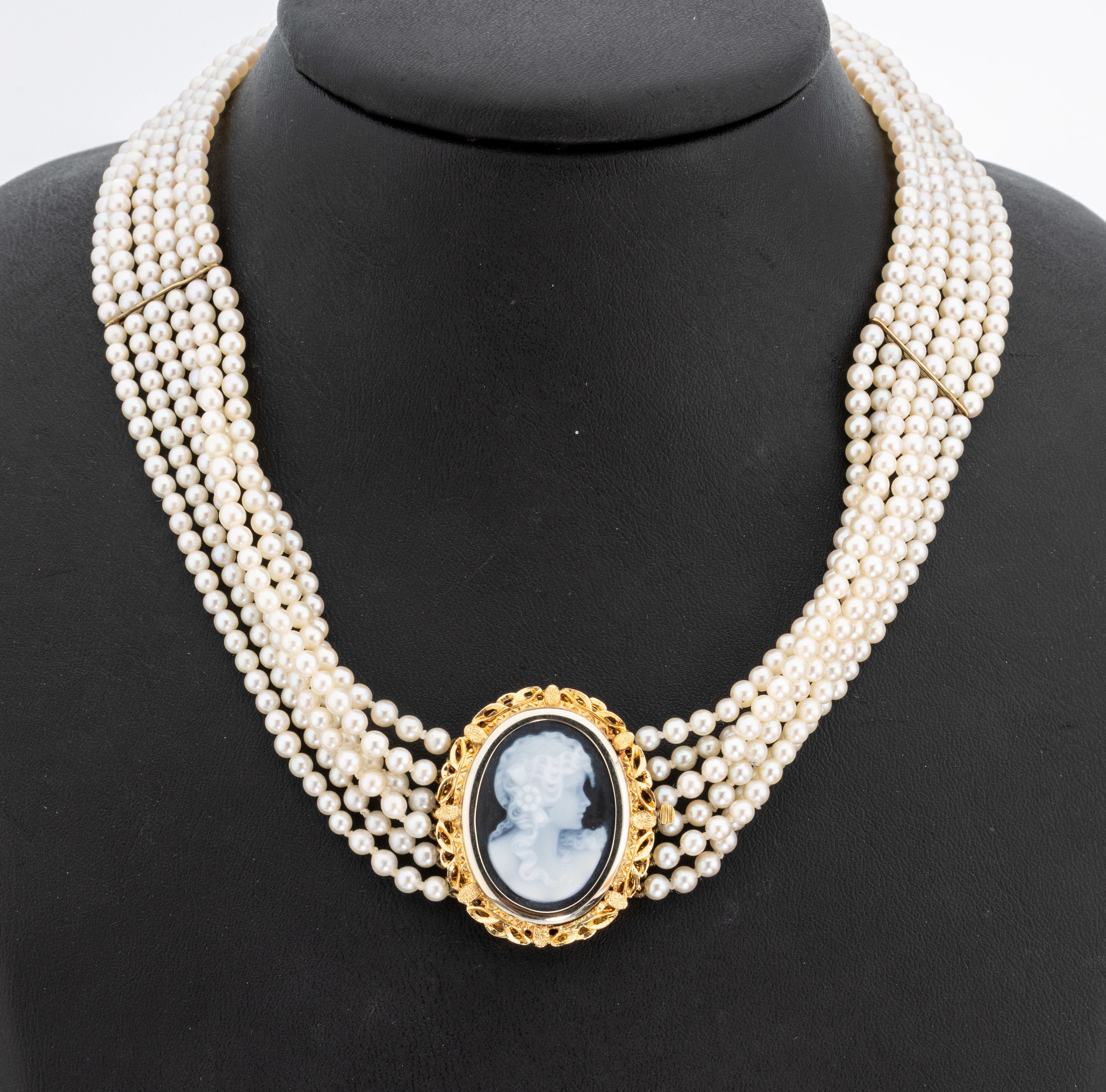 Zuchtperl-Collier mit 18 kt Gold Kamee- Schmuckschließe, GG 750/000, 6-rhg. Akoyazuchtperlen, D. ca. 3.4 mm, Kastenschlossals Mittelteil mit ovaler ...