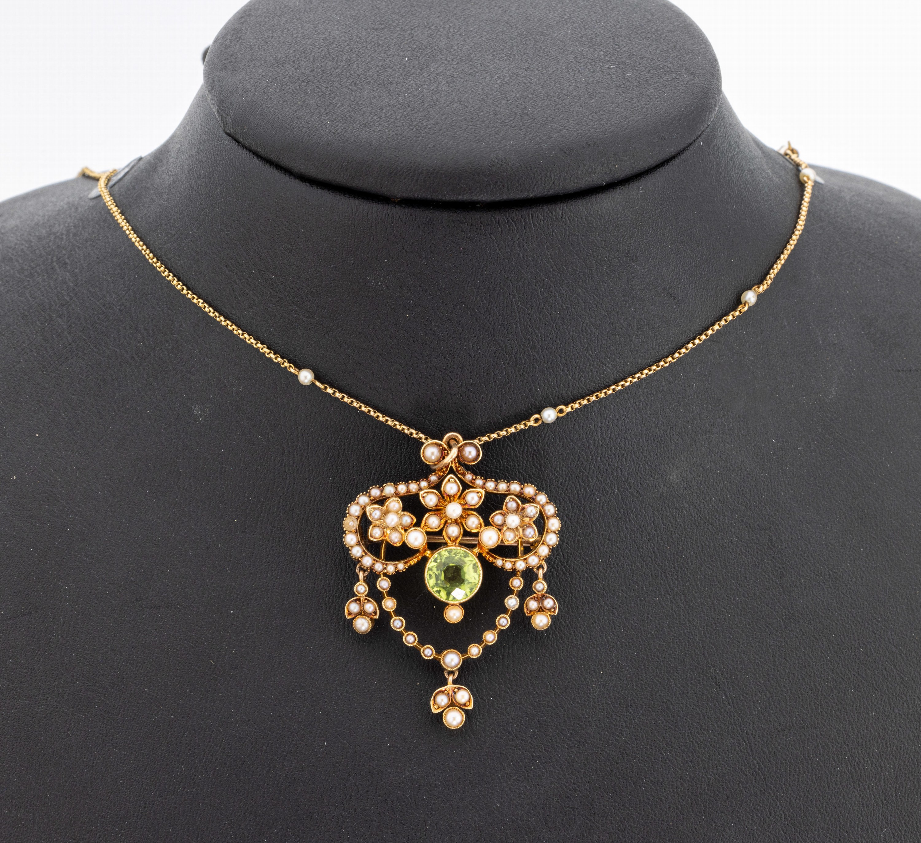 15 kt Gold Peridot-Perl-Collier, um 1890-1900, GG 625/000, geschwungen, rundfacett. Peridot, kl. Flussperlen, Kette, L. ca. 40 cm,Steckschließe, ...
