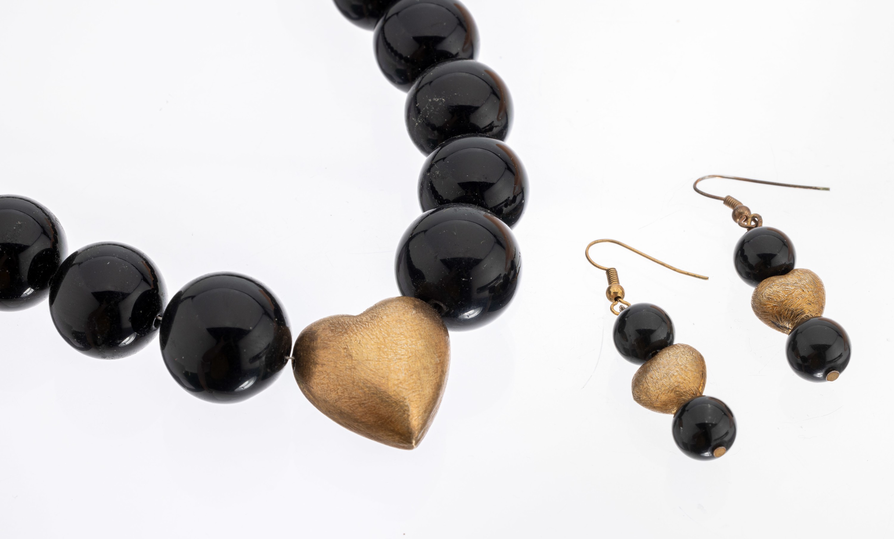 Onyx-Schmuckset, Silber verg., best. aus: Collier und Paar Ohrgehänge, pol. Onyxkugeln, D. ca. 10 - 20 mm, Zwischenteile in Herzform, sat., ...