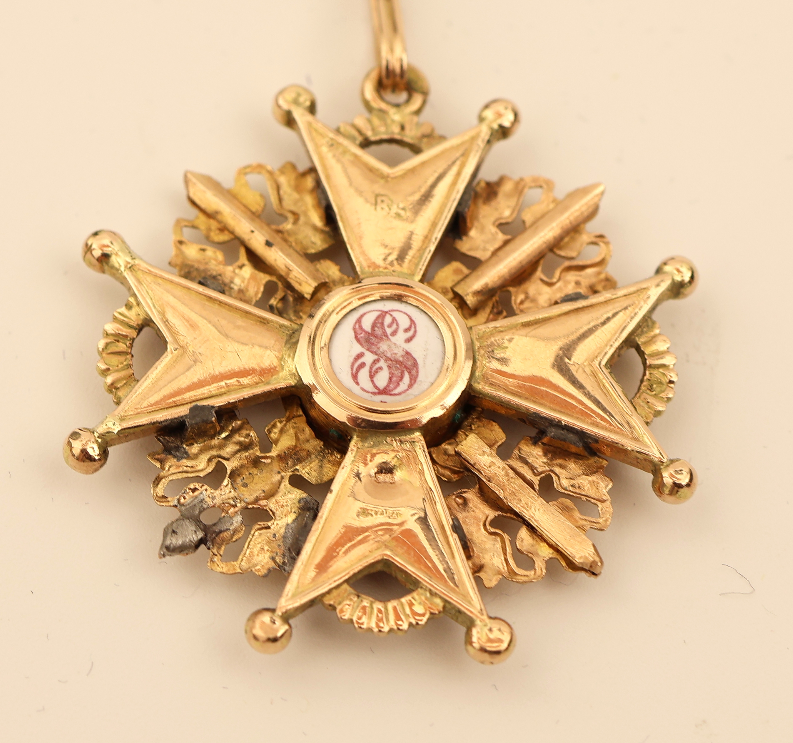 Detail a: 14 kt Gold St. Stanislaus Orden, Russland, GG/RoseG 585/000, Kreuz 3. Klasse, rot emaill., ca. 42 mm, rückseitig, ca. 11.9 g, Herstellergravur: ...
