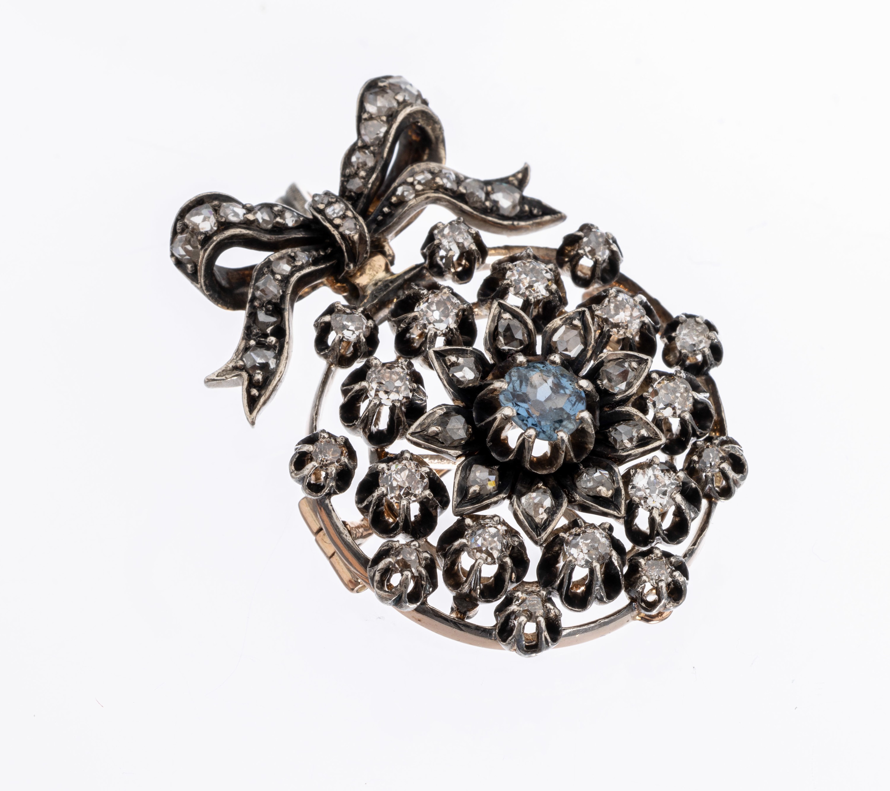 14 kt Gold und Silber Diamant-Saphir Brosche/Anhänger, um 1890, RoseG 585/000 und Silber, schleifenförm. Aufhängung mittig Saphir ca. 0.15 ct, ...