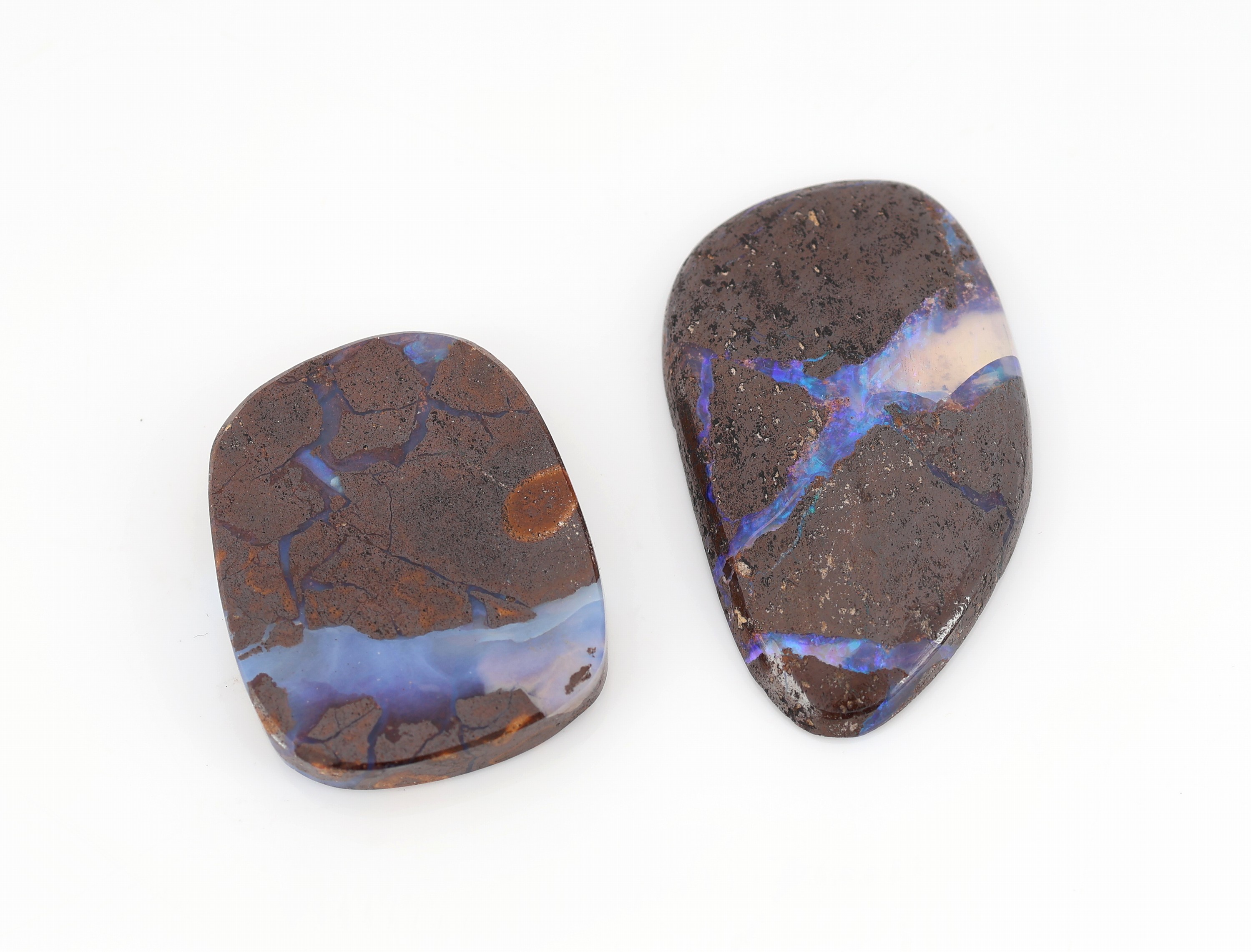 Detail a: 2 lose Opalmatrixe, ca. 43 ct