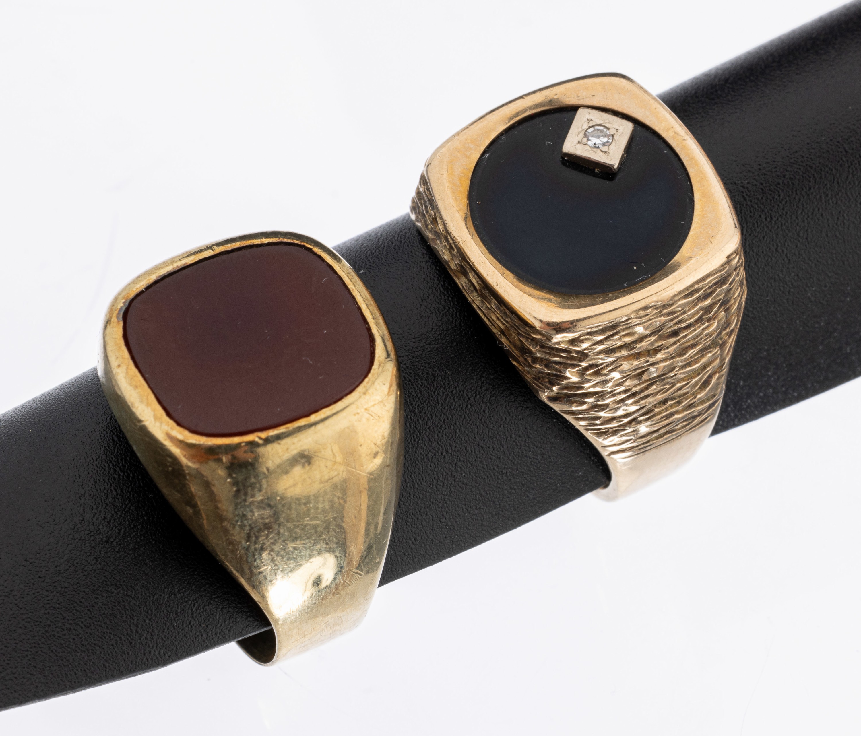 Konvolut 2 8 kt Gold Herrenringe, GG 333/000, 1 x Karneolplatte ungeschnitten, RW 68; 1 x mit Onyxplatte und kl. Diamant, RW 64, ca. 12.1 g